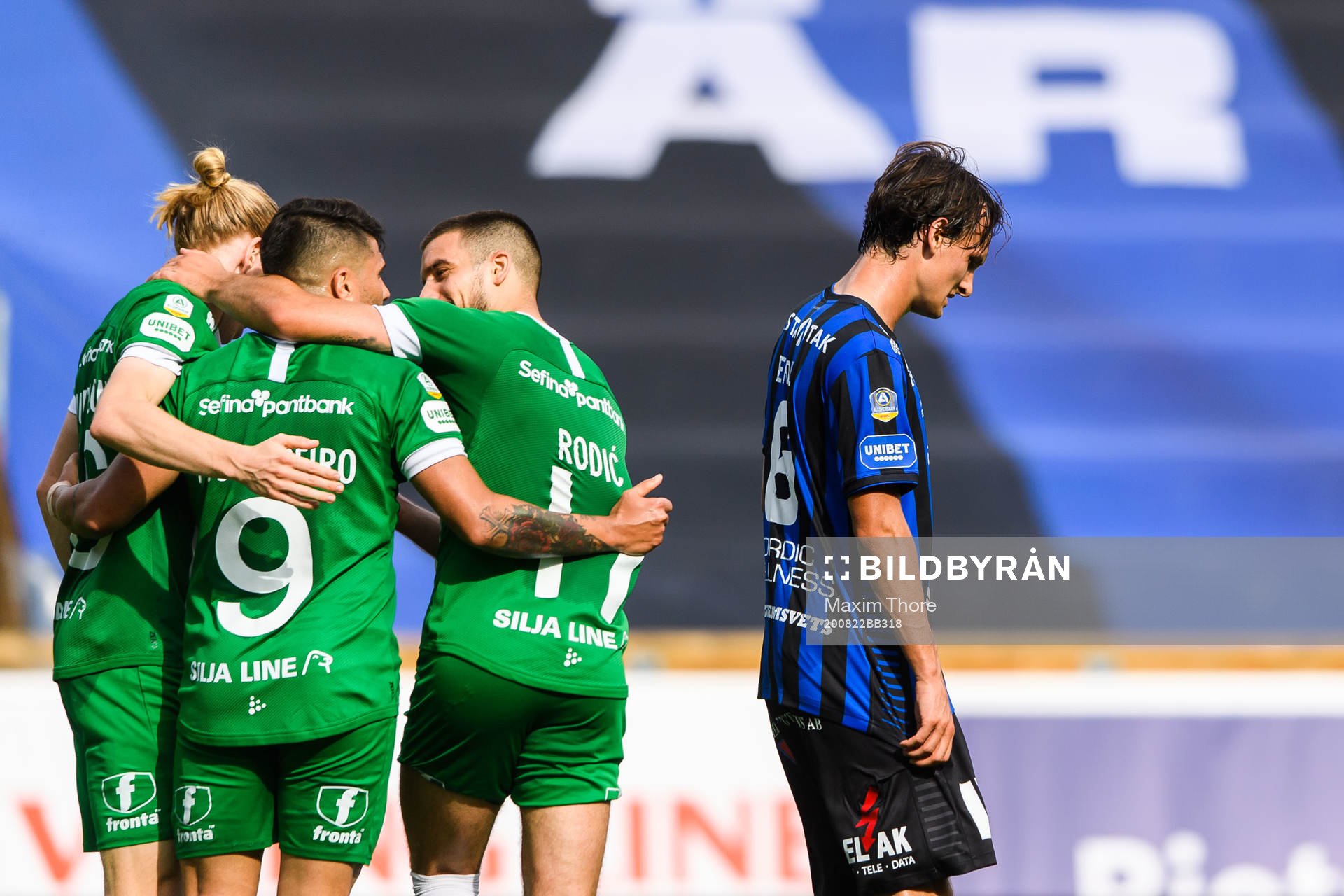 Hammarbys Paulinho jublar med Gustav Ludwigson och Vladimir