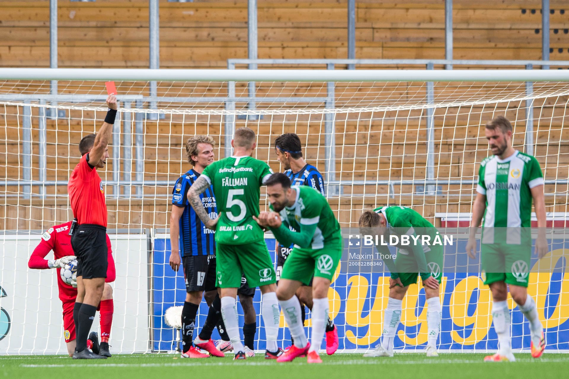 Hammarbys Dennis Widgren får rött kort av domare Kaspar