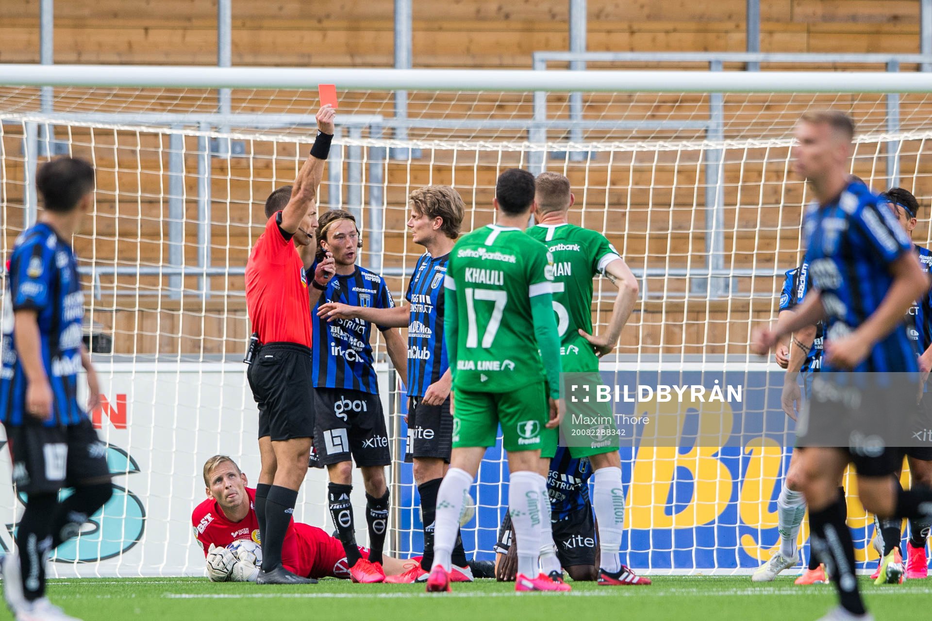 Hammarbys Dennis Widgren får rött kort av domare Kaspar