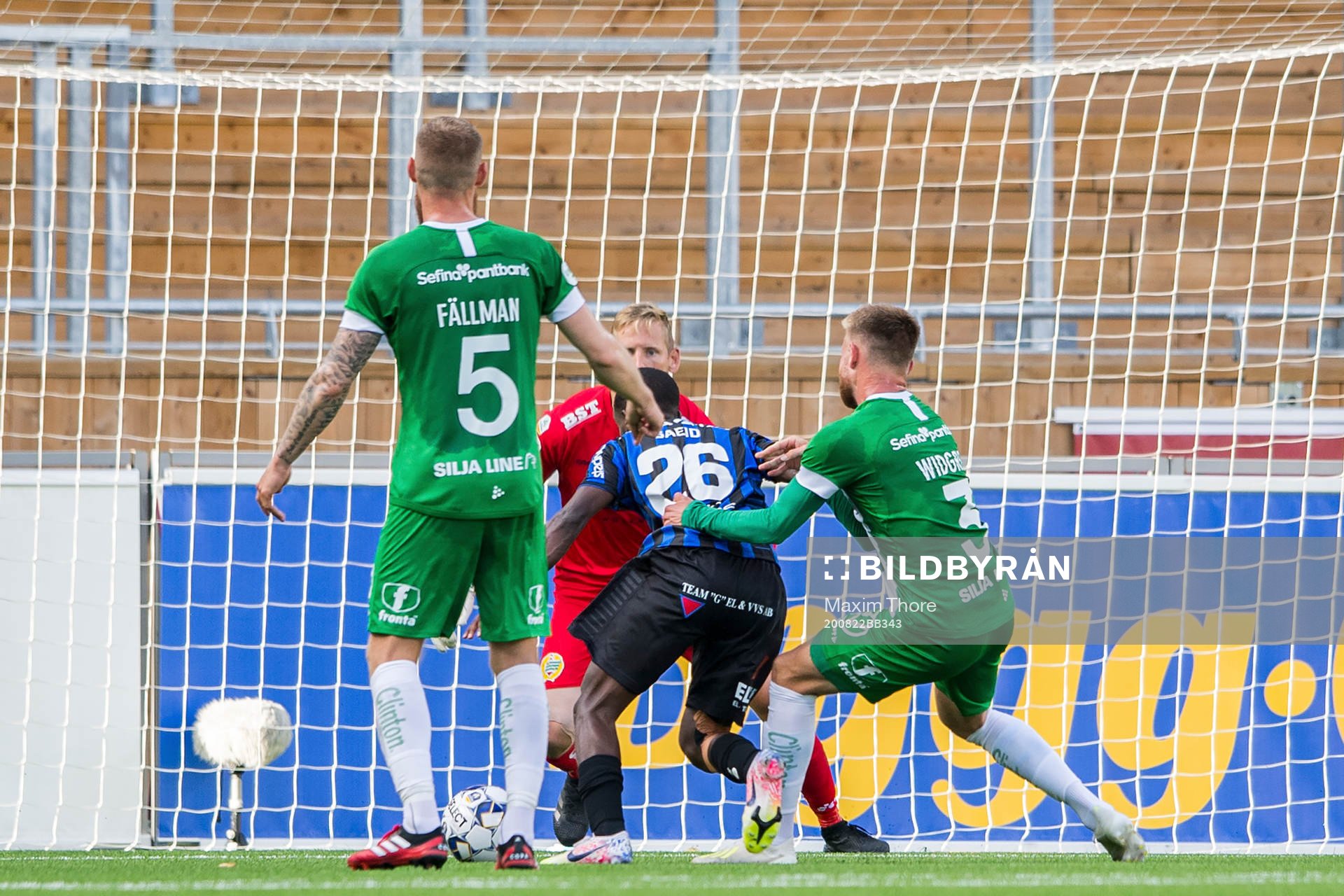 Hammarbys Dennis Widgren drar ner Sirius Mohammed Khalid