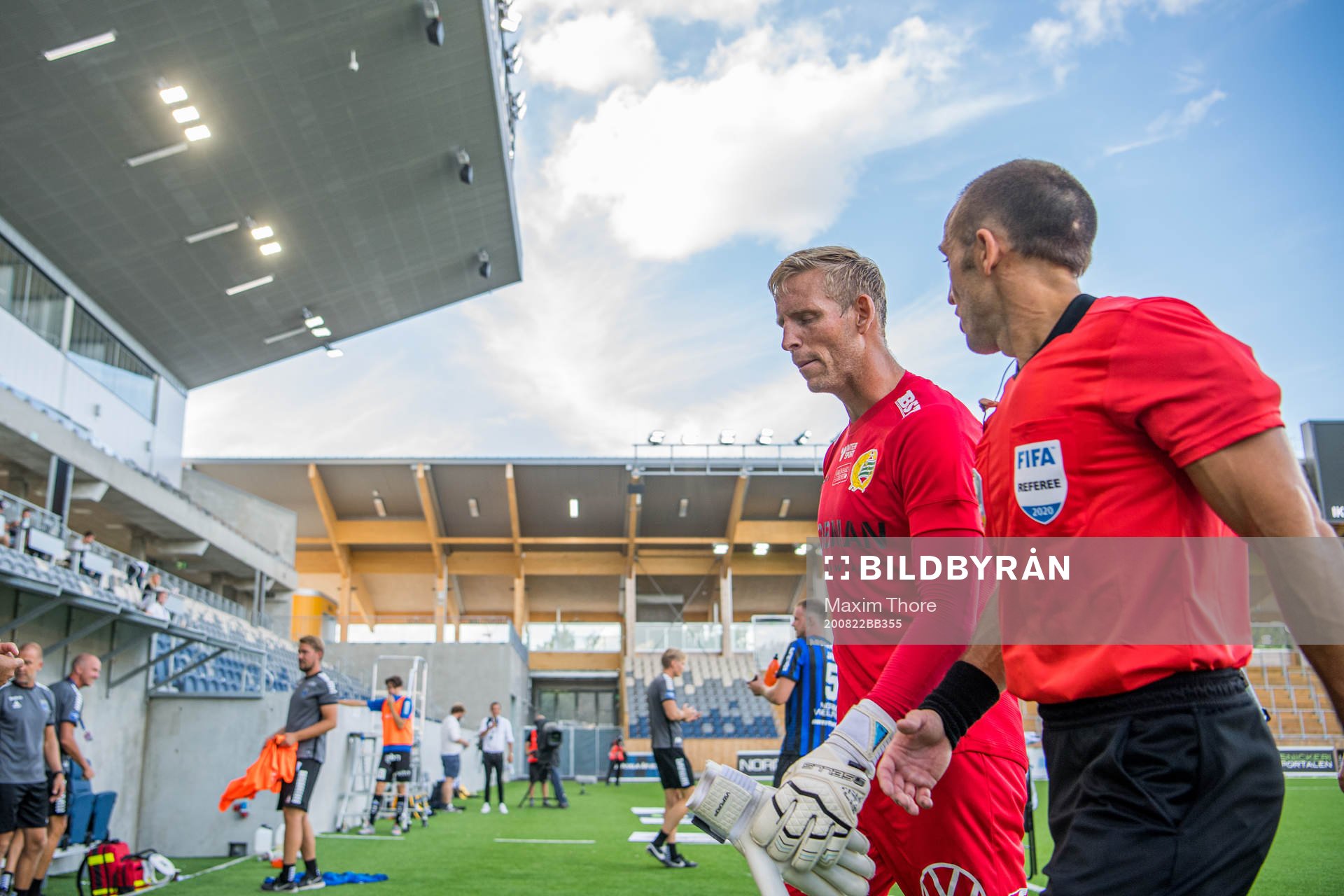 Hammarbys målvakt David Ousted i samtal med domare Kaspar