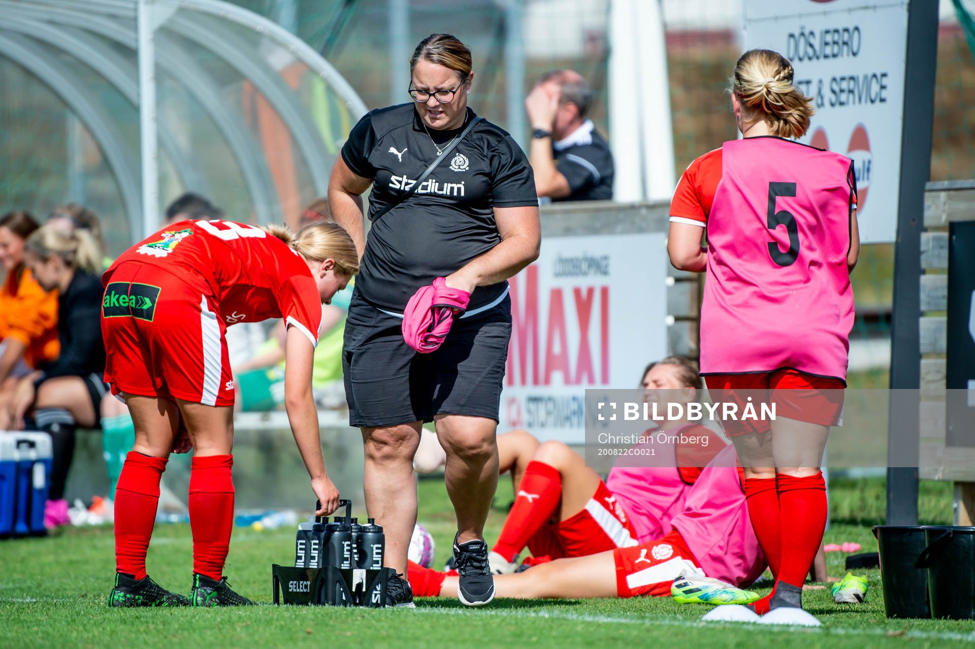 Dösjöbros lagledare Linda Malm Svensson under fotbollsmatchen i Division 1 södra mellan Dösjöbro och Åhus den 22 augusti 2020 i Dösjöbro.