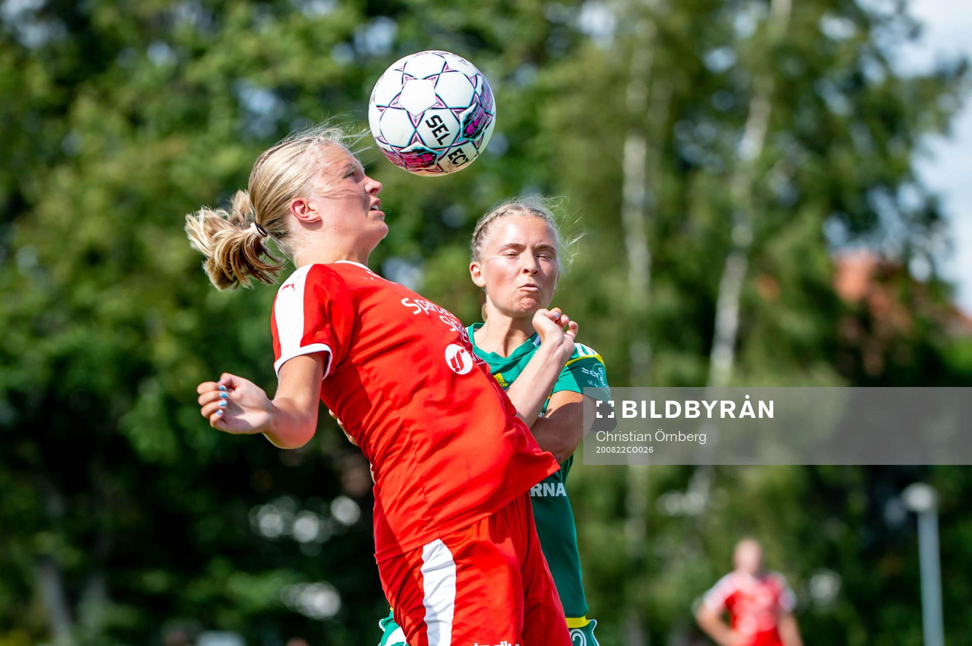 Dösjöbros Ida Gustafsson mot Åhus Maja Elmvik under fotbollsmatchen i Division 1 södra mellan Dösjöbro och Åhus den 22 augusti 2020 i Dösjöbro.