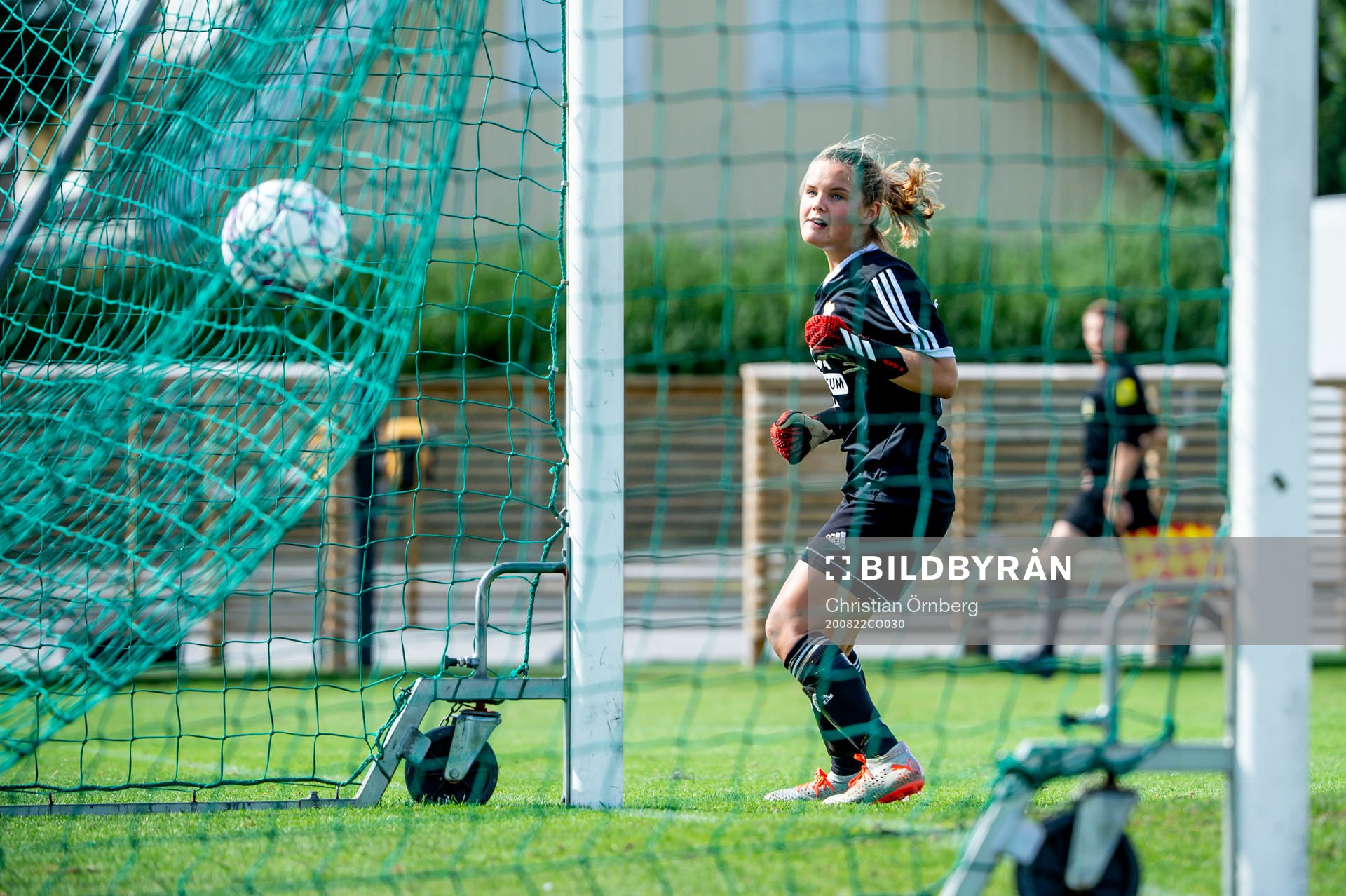 Åhus målvakt Ida Carlsson släpper in 3-3 under fotbollsmatchen i Division 1 södra mellan Dösjöbro och Åhus den 22 augusti 2020 i Dösjöbro.
