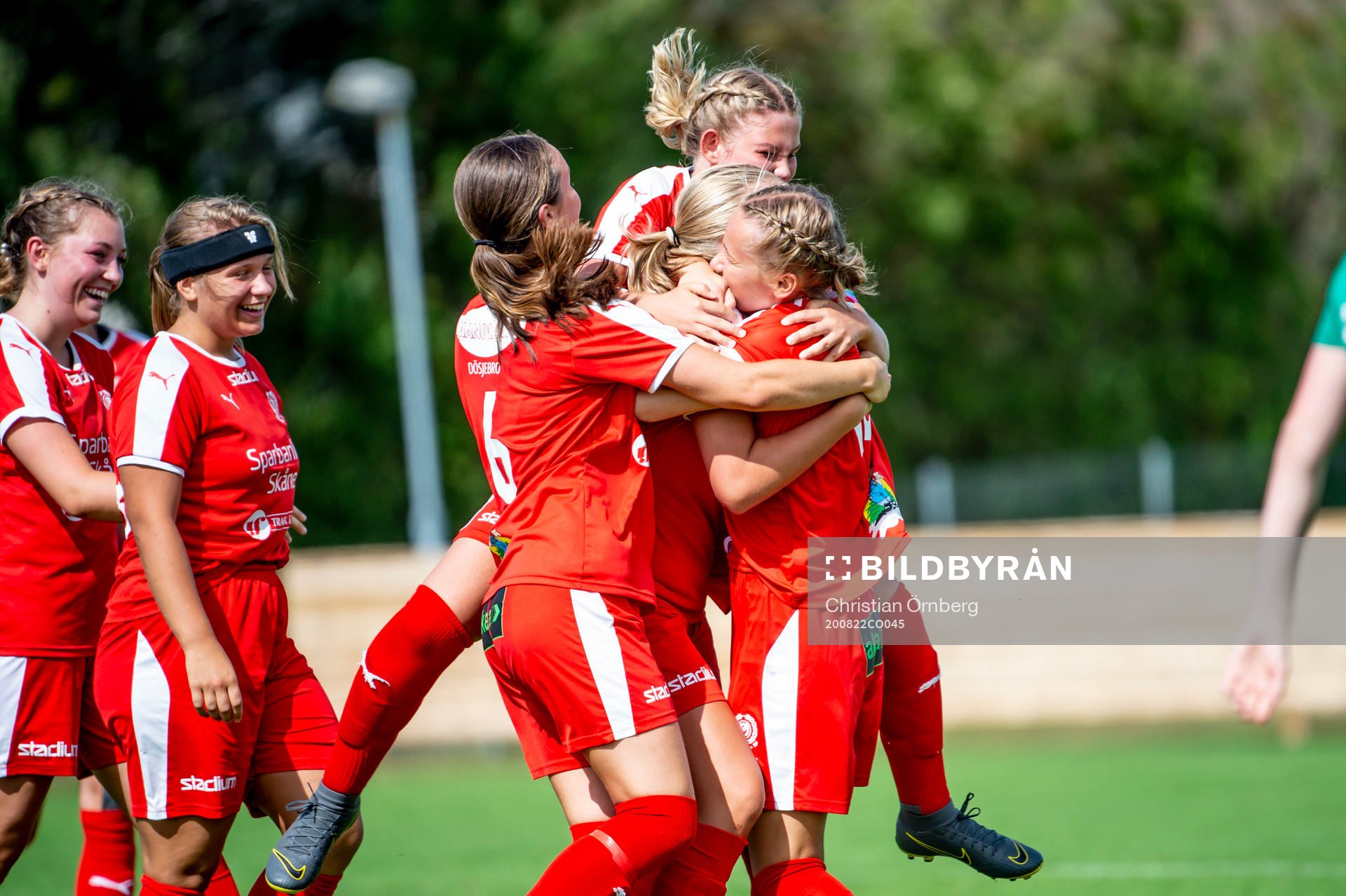 Dösjöbros Ida Gustafsson jublar med lagkamraterna efter mål under fotbollsmatchen i Division 1 södra mellan Dösjöbro och Åhus den 22 augusti 2020 i Dösjöbro.