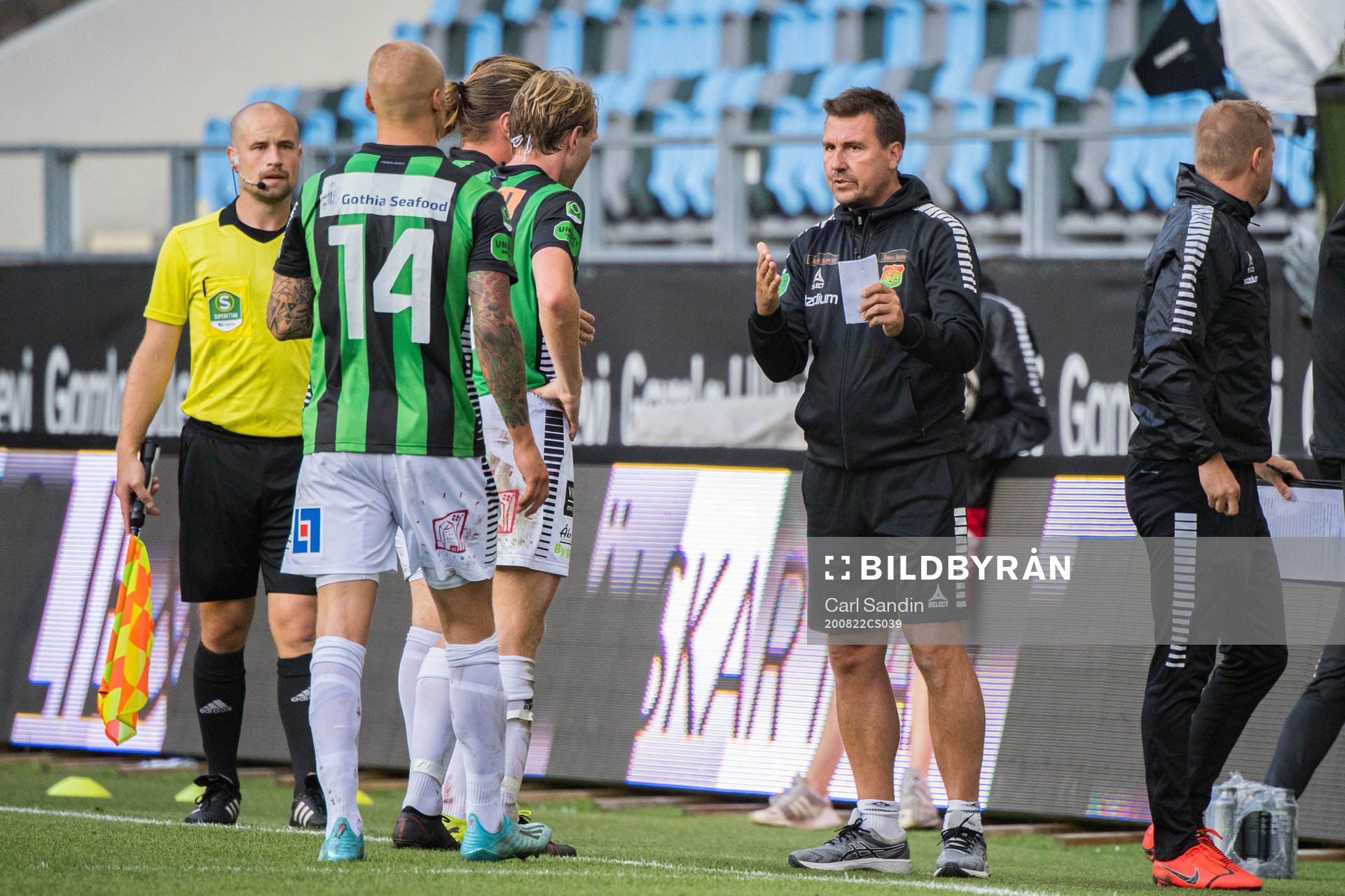 GAIS tränare Stefan Jacobsson ger instruktioner till