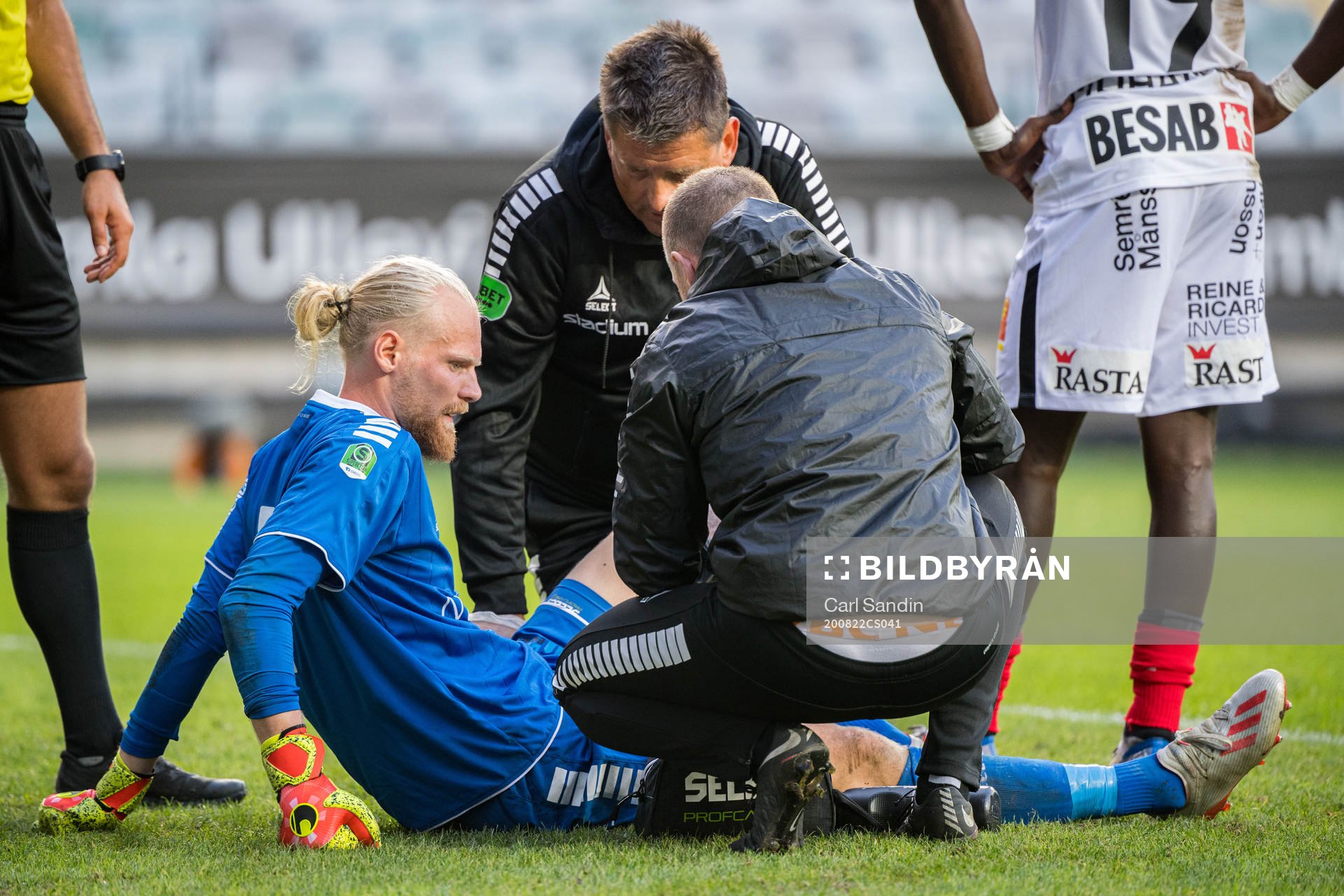 GAIS målvakt Mathias Karlsson får vård