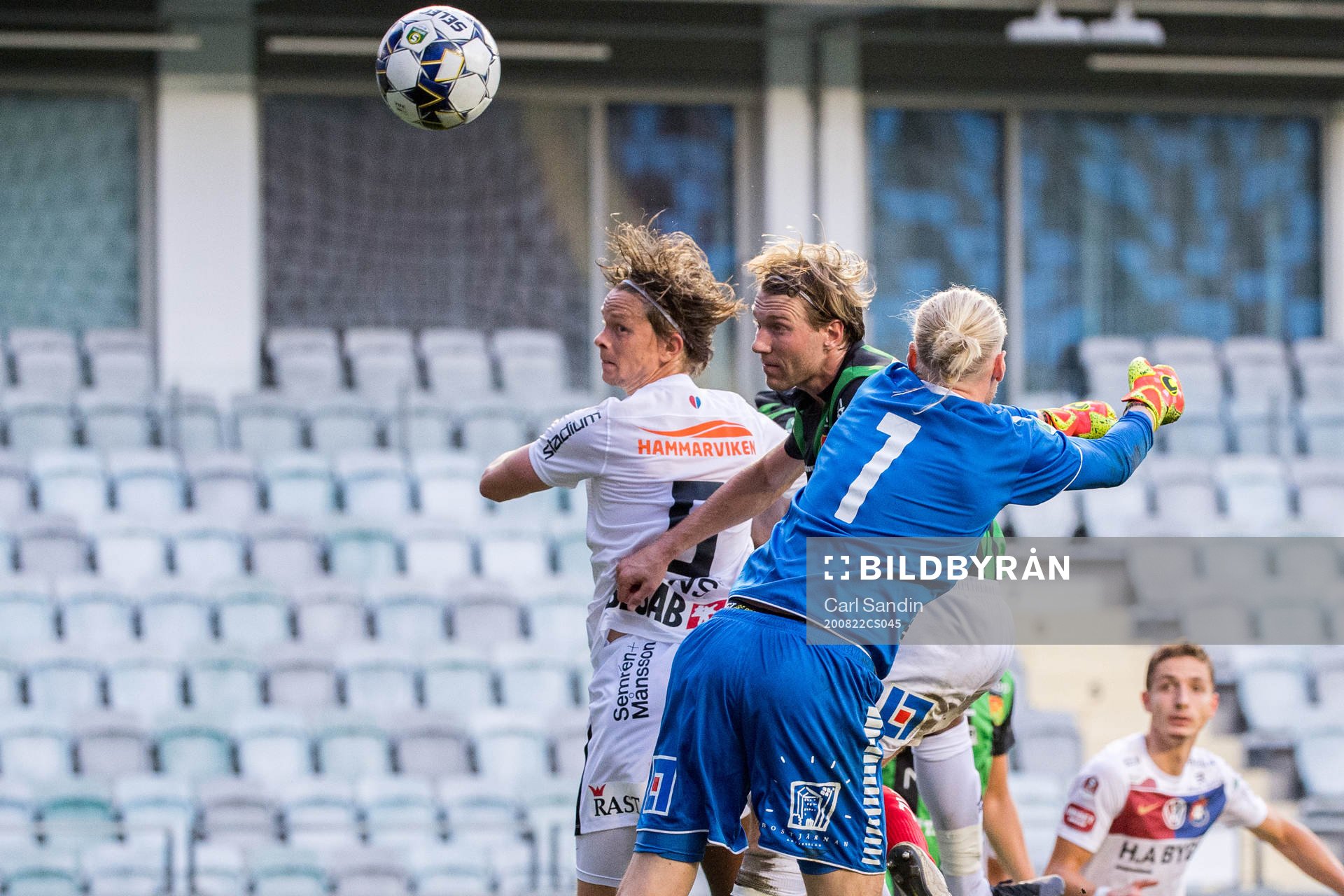 Örgrytes Anton Lans i nickduell med GAIS August Wängberg och målvakt Mathias Karlsson under fotbollsmatchen i Superettan mellan GAIS och Örgryte den 22 augusti 2020 i Göteborg.