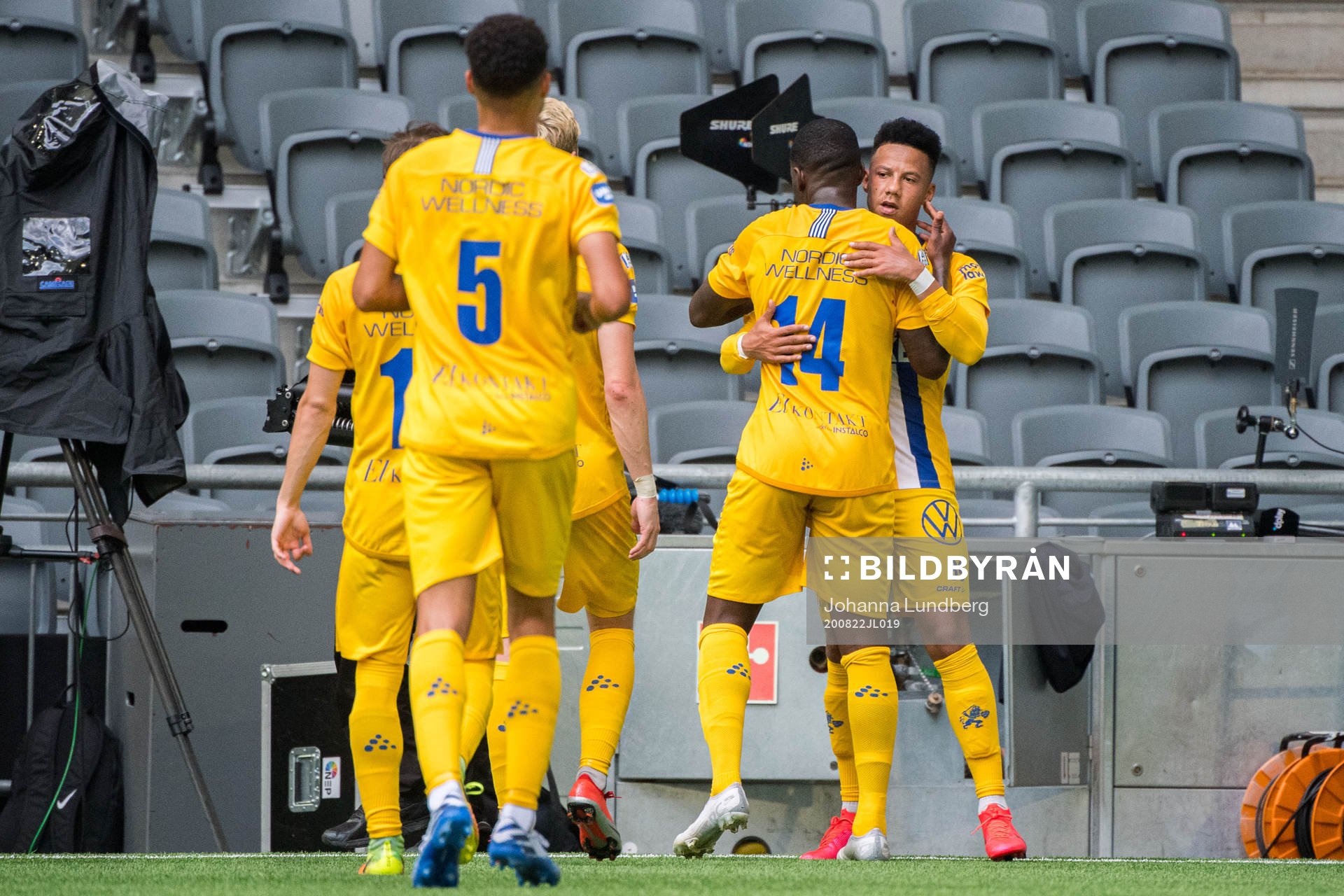 IFK Göteborgs Tobias Sana jublar med Christian Kouakou efter sitt 0-1 mål på straff under fotbollsmatchen i Allsvenskan mellan Djurgården och IFK Göteborg den 22 augusti 2020 i Stockholm.