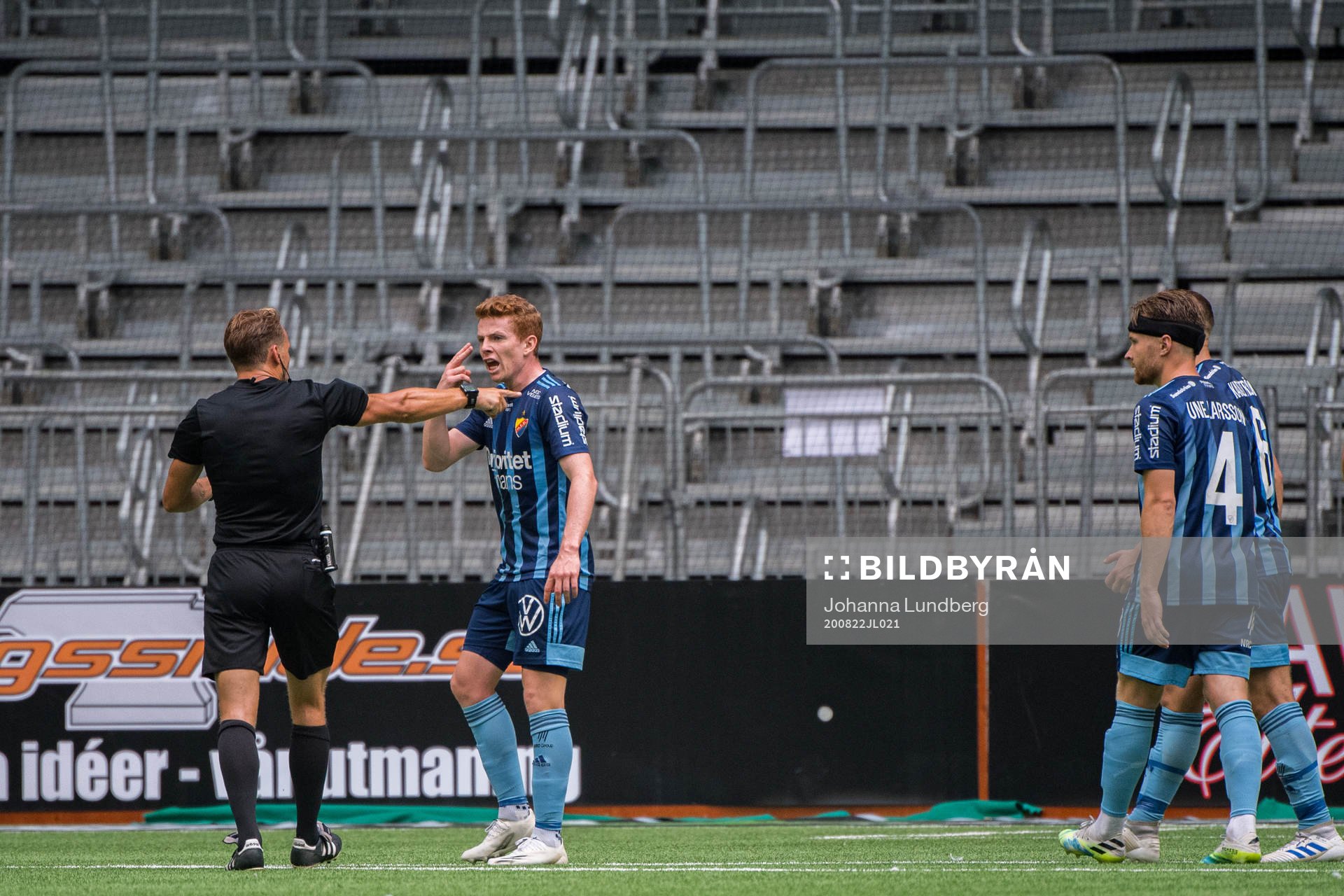 Djurgårdens Aslak Witry reagerar mot domare Kristoffer