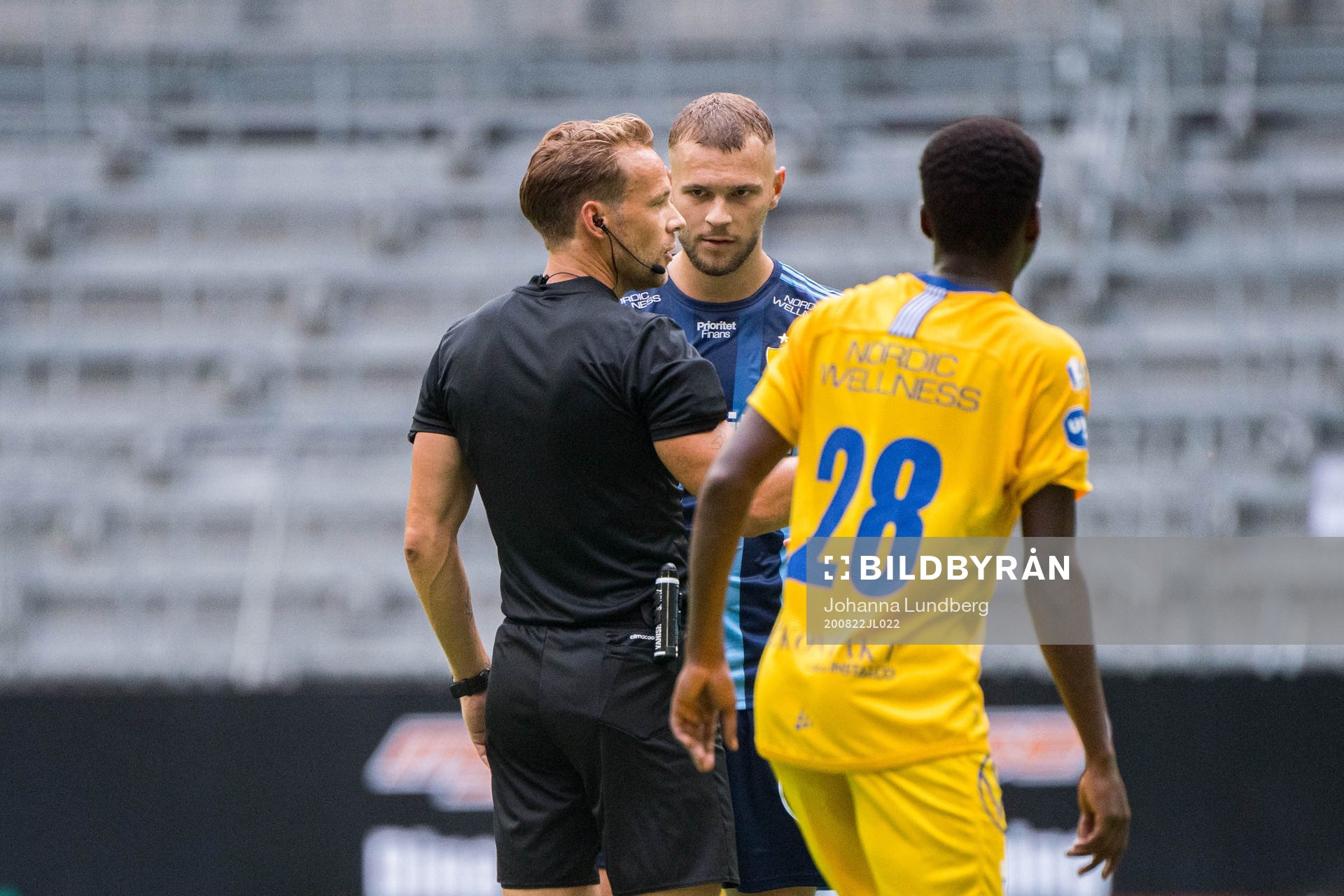 Djurgårdens Jesper Karlström i samtal med domare