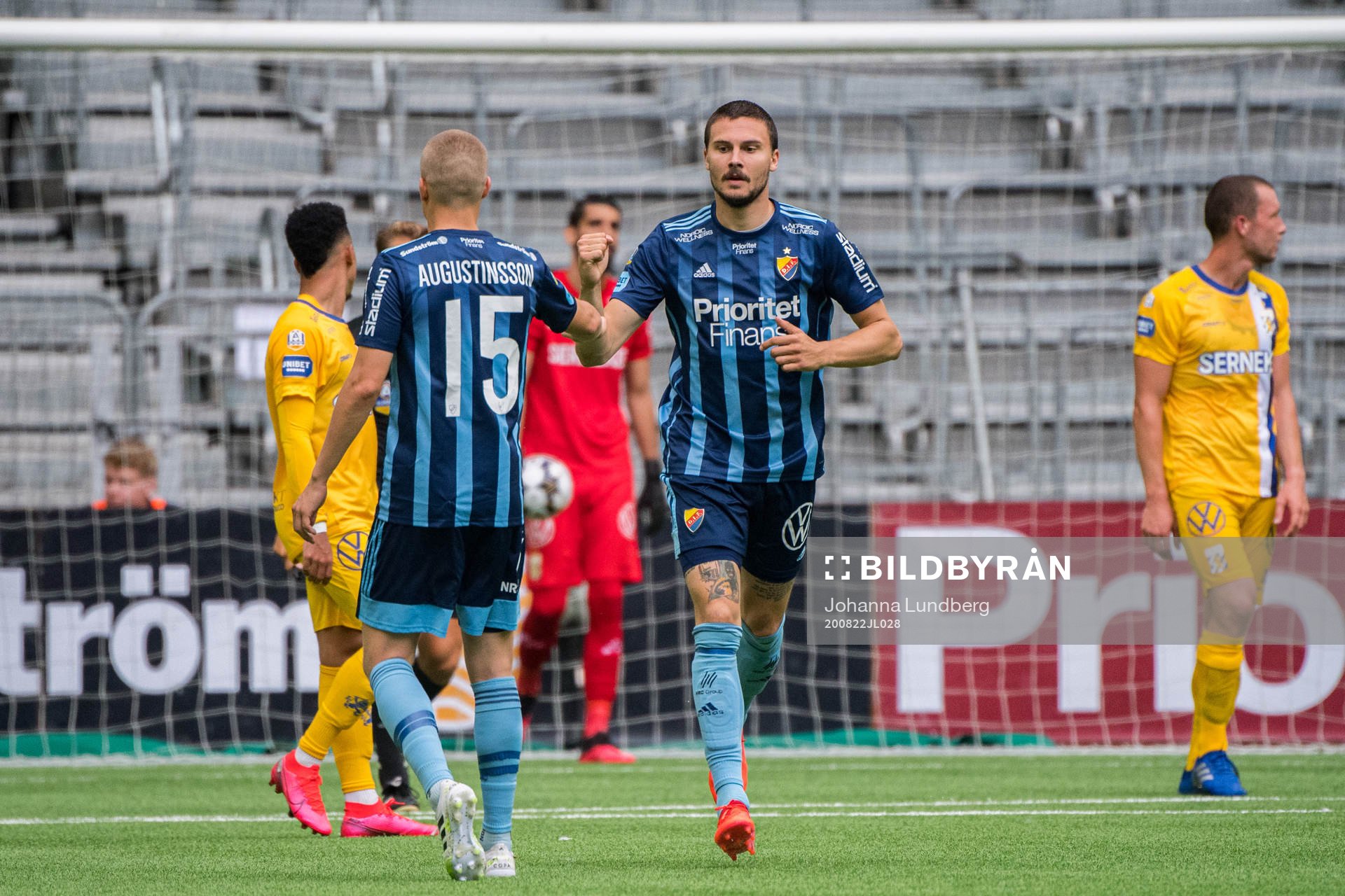 Djurgårdens Erik Berg jublar med Jonathan Augustinsson efter sitt 1-1 mål under fotbollsmatchen i Allsvenskan mellan Djurgården och IFK Göteborg den 22 augusti 2020 i Stockholm.