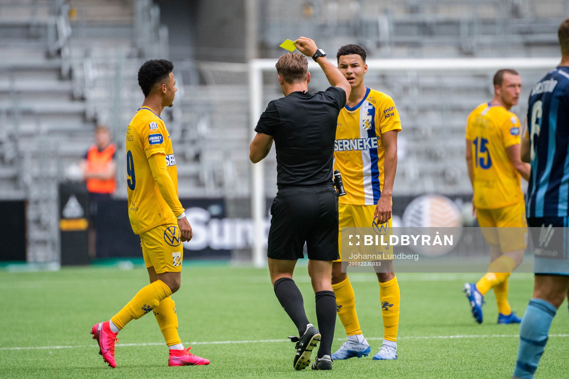 IFK Göteborgs Alexander Jallow får gult kort