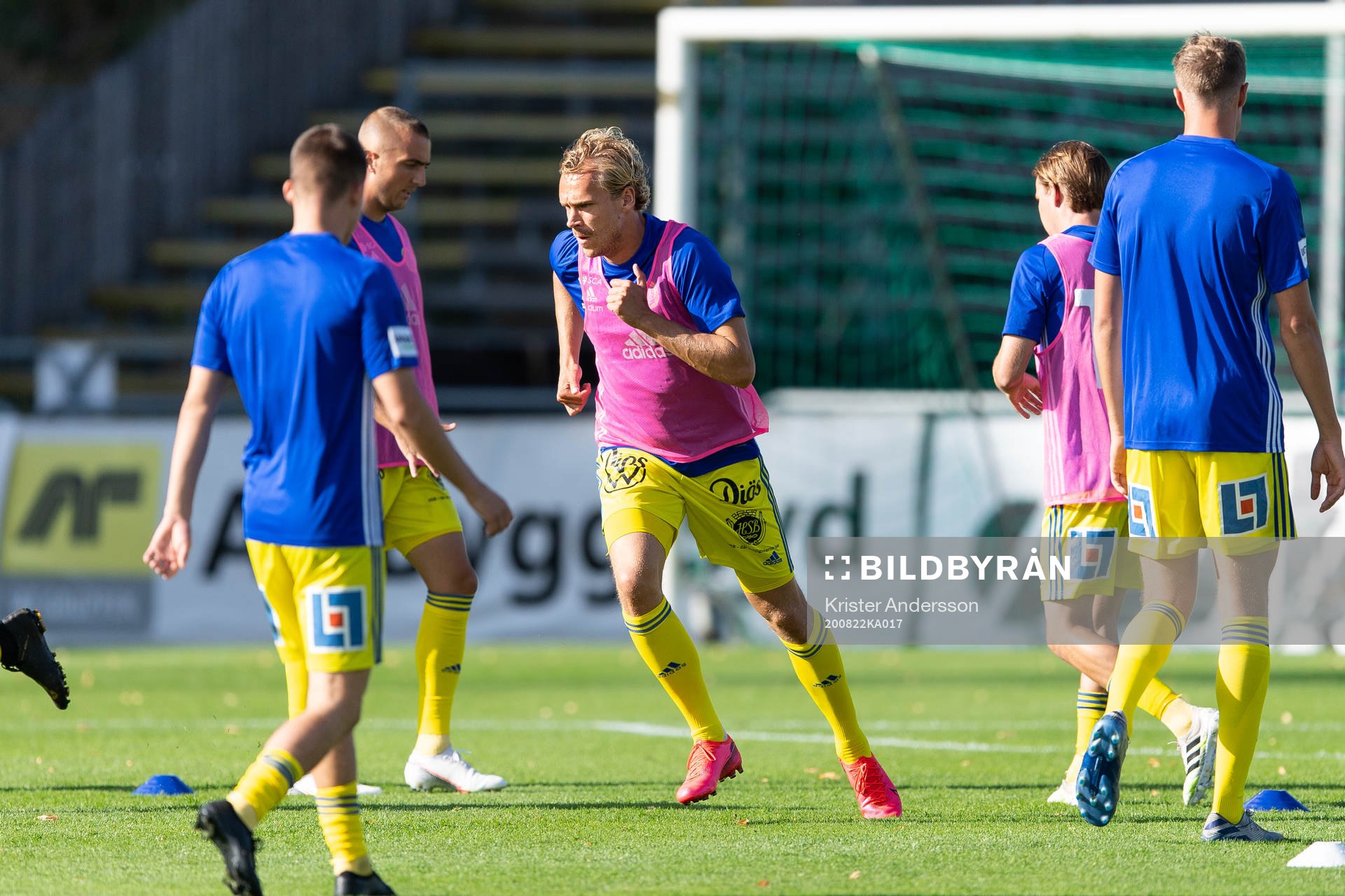 Sundsvalls spelare värmer upp före fotbollsmatchen i