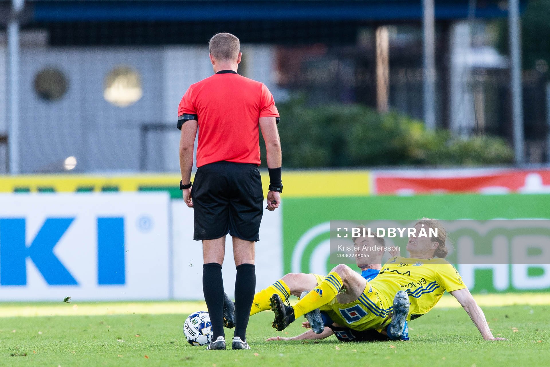 Halmstads Jonathan Svedberg och Sundsvalls Oliver Berg under fotbollsmatchen i Superettan mellan Halmstad och GIF Sundsvall den 22 augusti 2020 i Halmstad.