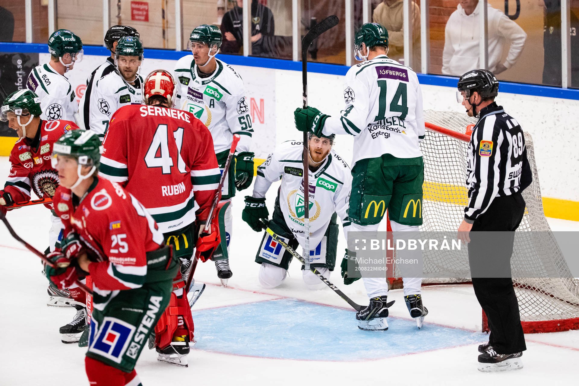 Färjestads Pontus Widerström jublar på knä