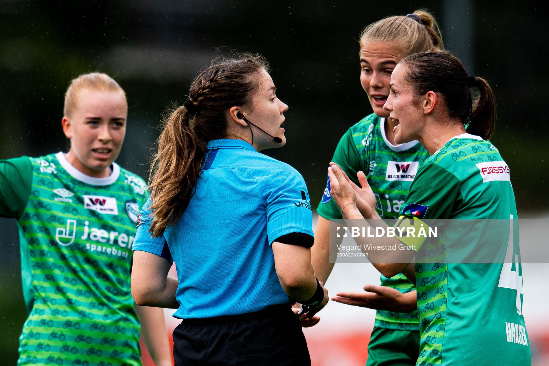 Marthine Østenstad and Tuva Hansen of Klepp argue with