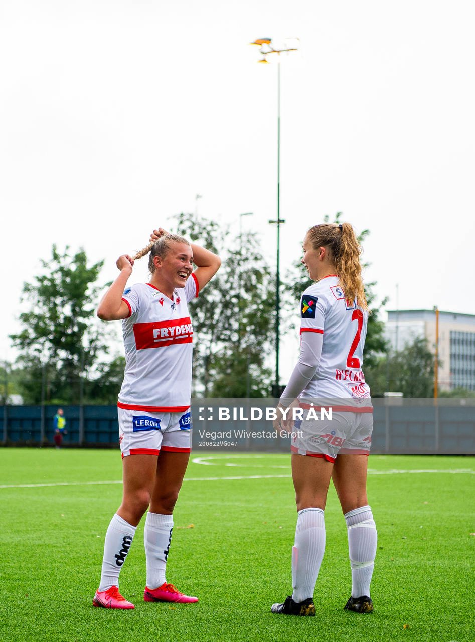 Madeleine Veivåg and Marte Hjelmhaug of Sandviken