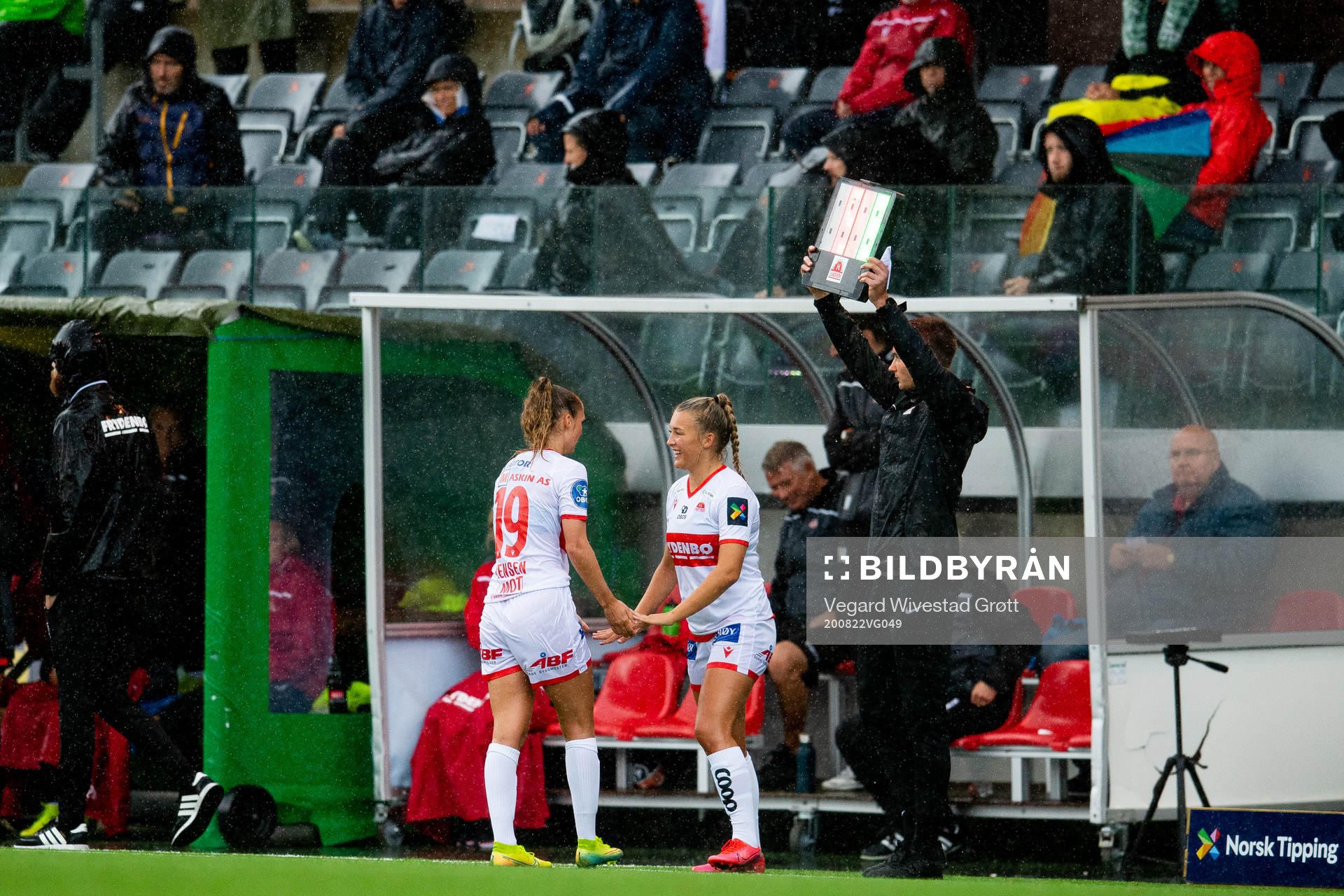Marina Heggernes Jensen and Madeleine Veivåg of Sandviken