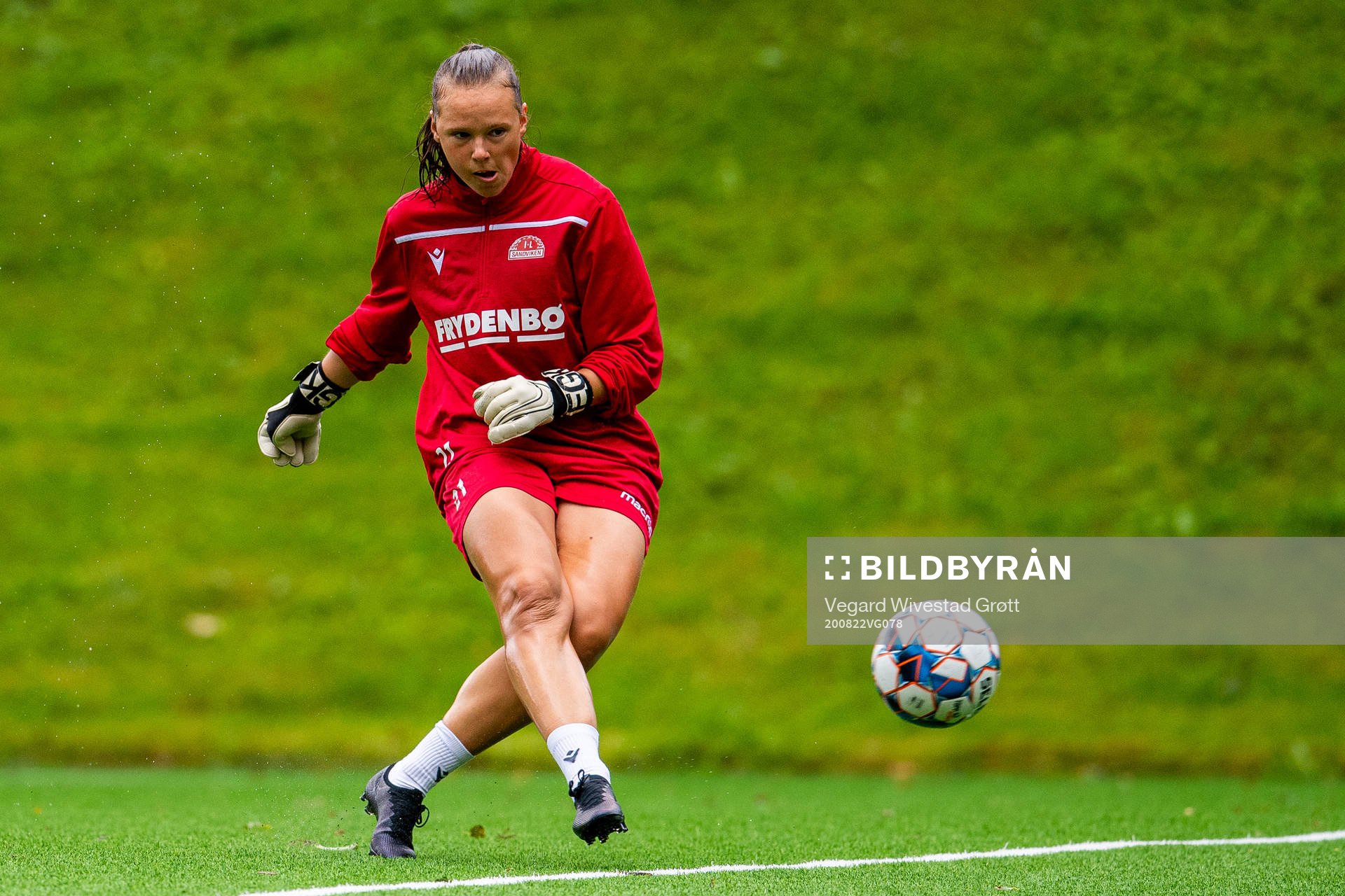 Goalkeeper Sandra Stavenes of Sandviken warms up