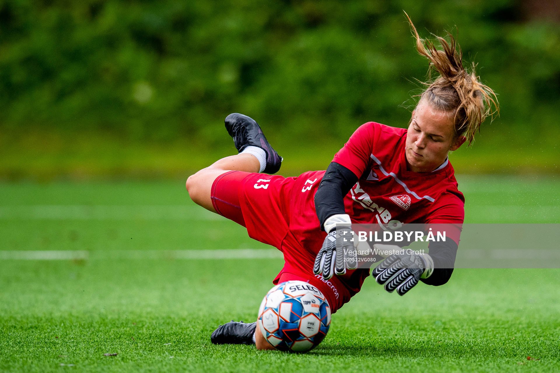 Goalkeeper Oda Marie Bogstad of Sandviken warms up