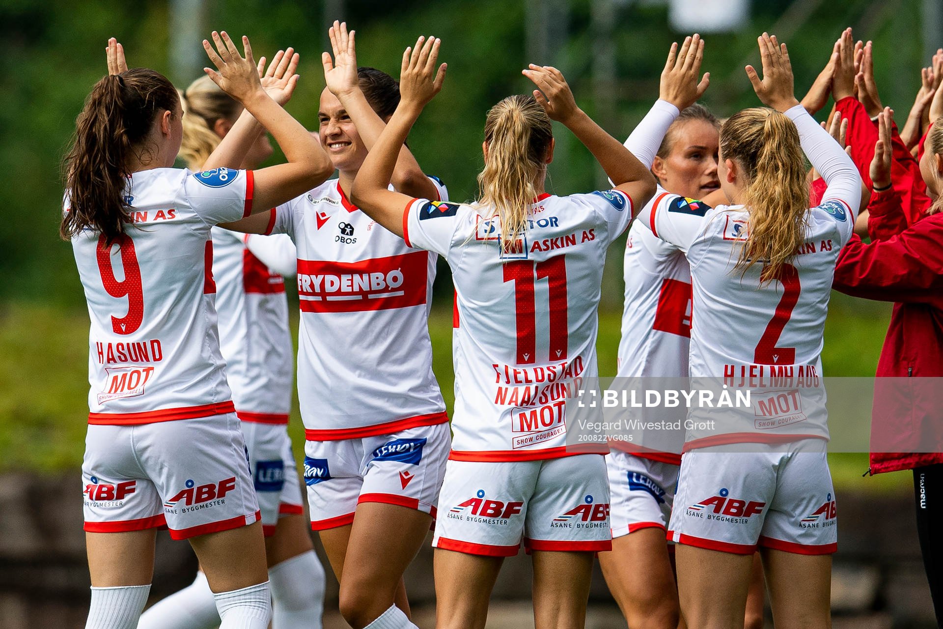 Synne Vatshelle Raa and the players of Sandviken