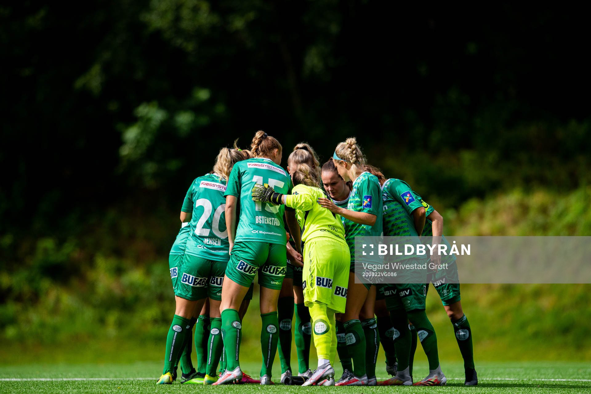 Anette Snørteland Jensen, Marthine Østenstad, goalkeeper Adelaide Gay and the players of Klepp ahead of the Toppserien football match between Sandviken and Klepp on August 22, 2020 in Bergen.