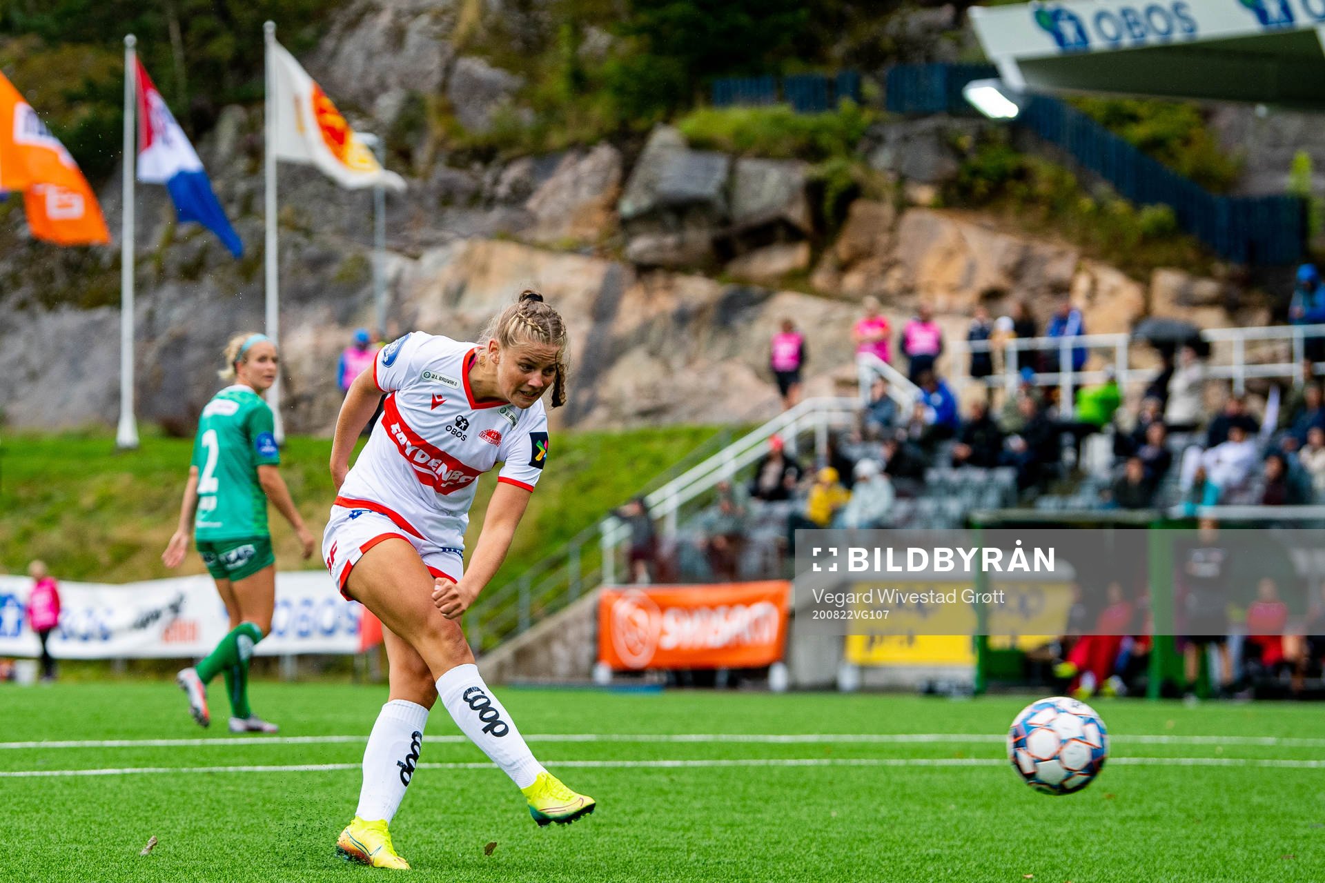 Vilde Veglo of Sandviken scores the 1-1 goal