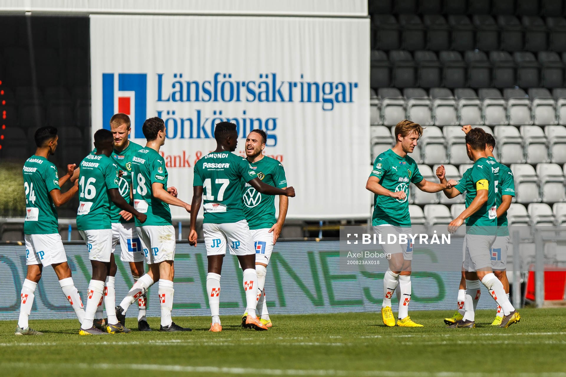 Jönköpings Jesper Svensson jublar med lagkamrater