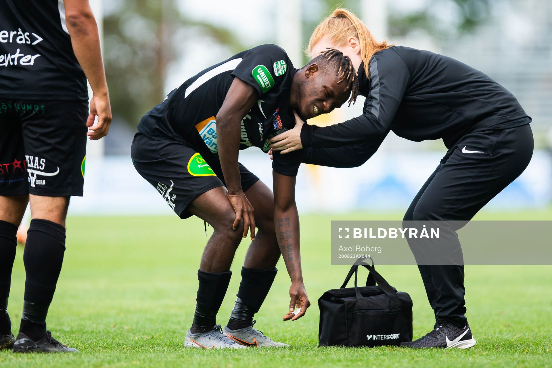 Västerås Moussa Corso Traore får hjälp av sjukvårdare
