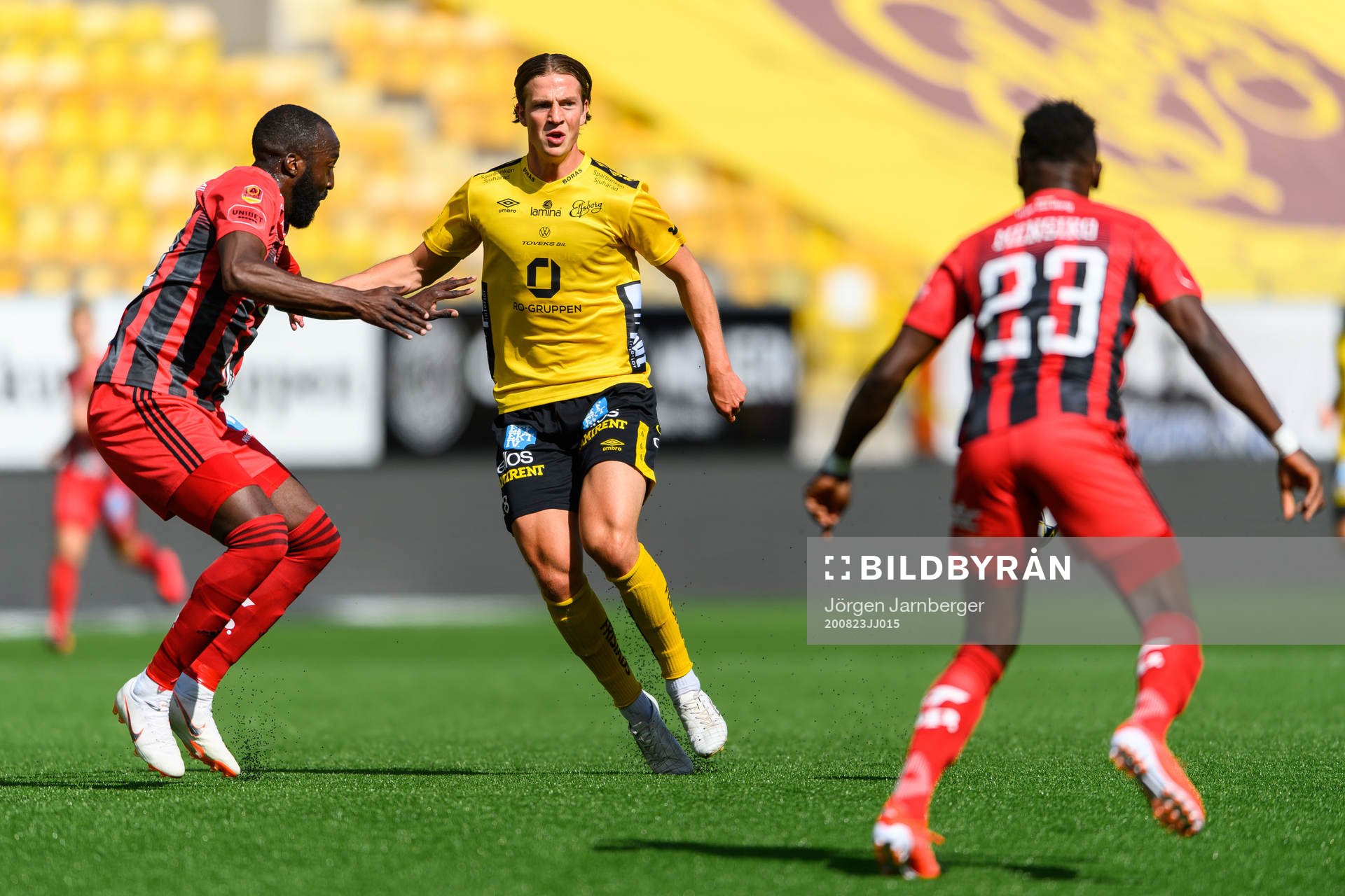 Elfsborgs Simon Olsson och Östersunds Ronald Mukiibi
