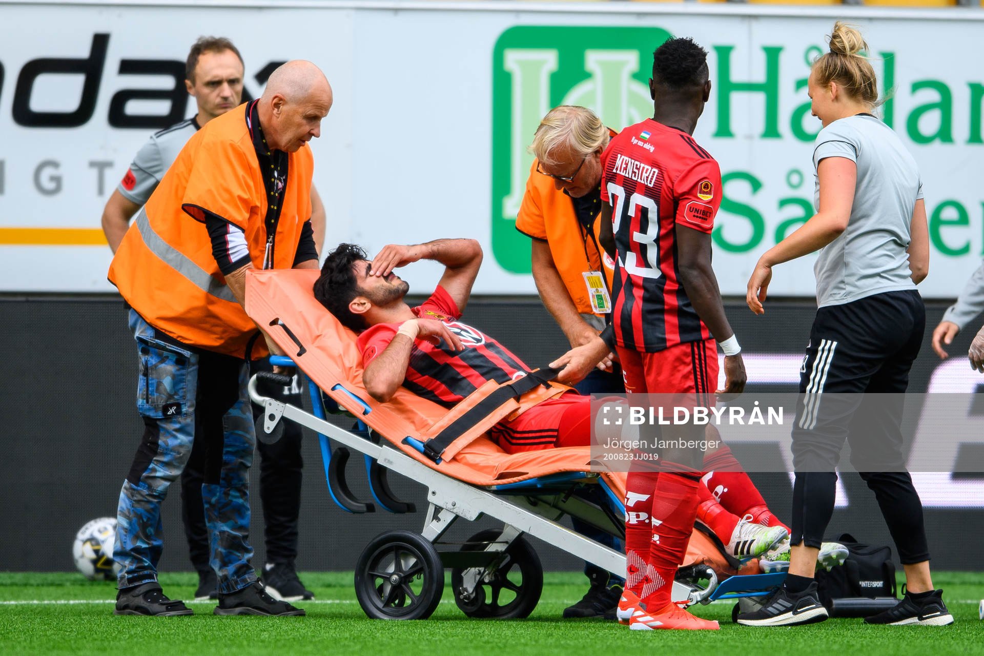 Östersunds Rewan Amin lämnar planen på bår