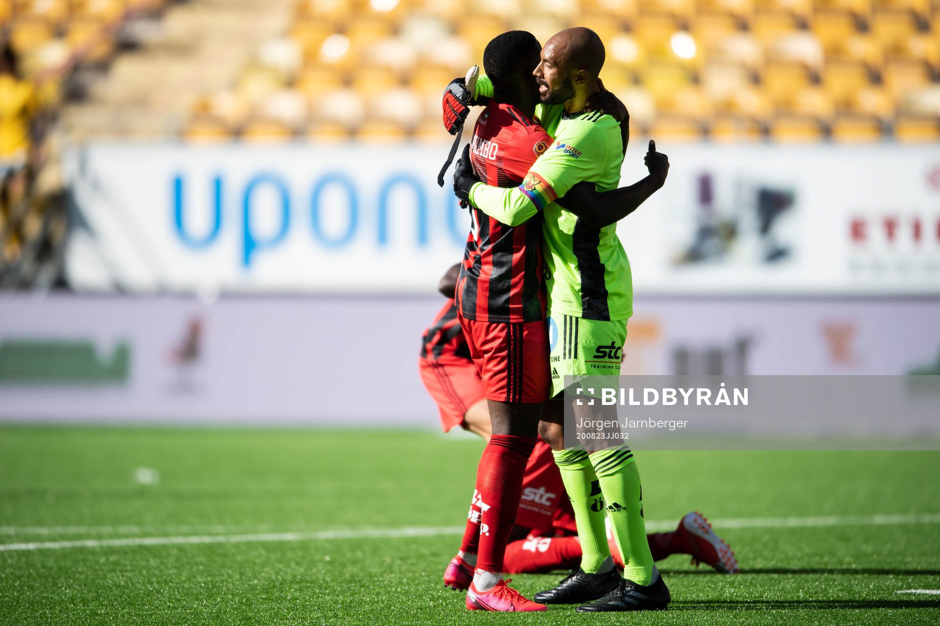 Östersunds Isak Ssewankambo och målvakt Aly Keita jublar efter fotbollsmatchen i Allsvenskan mellan Elfsborg och Östersund den 23 augusti 2020 i Borås.