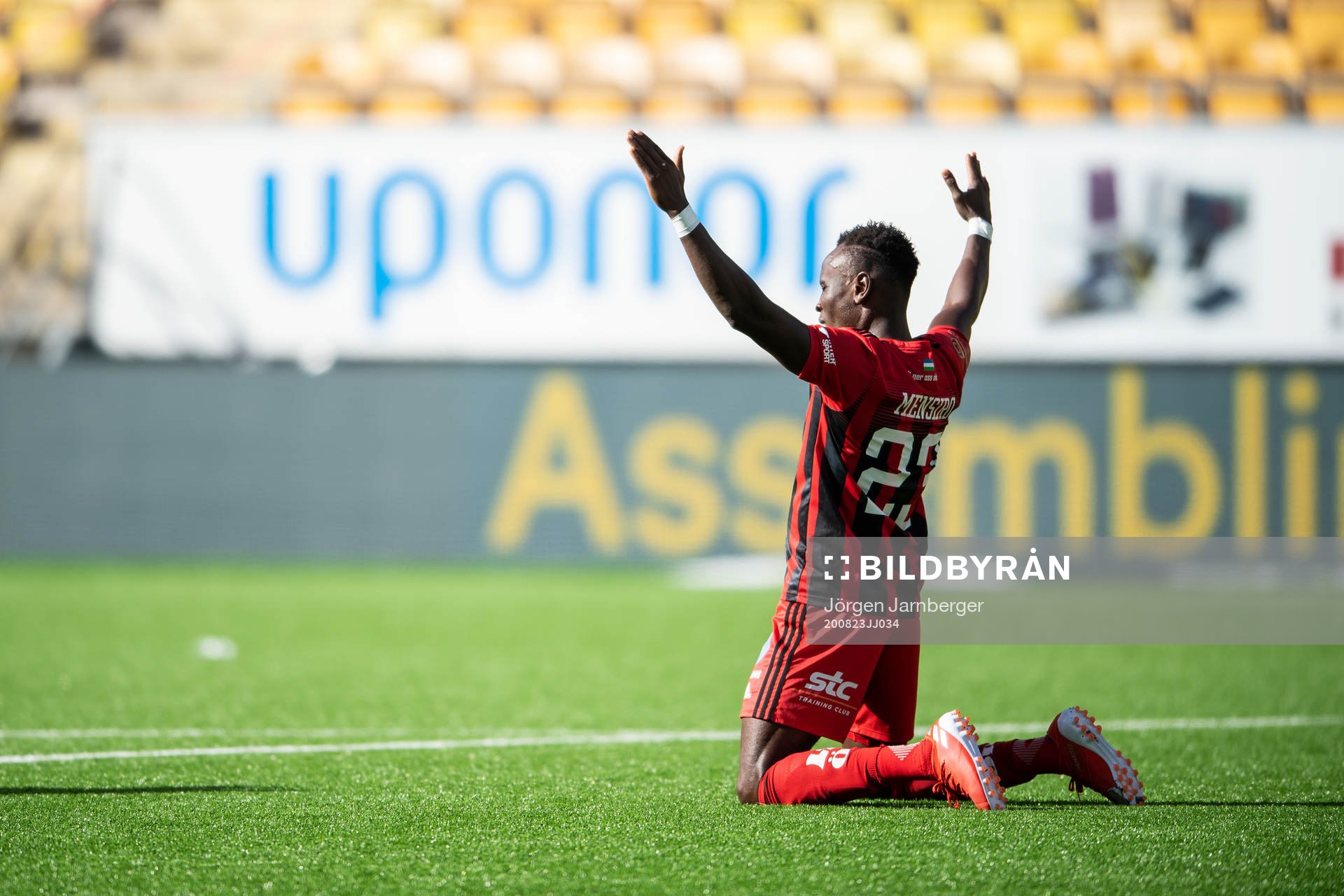 Östersunds Sam Mensiro jublar efter fotbollsmatchen i Allsvenskan mellan Elfsborg och Östersund den 23 augusti 2020 i Borås.