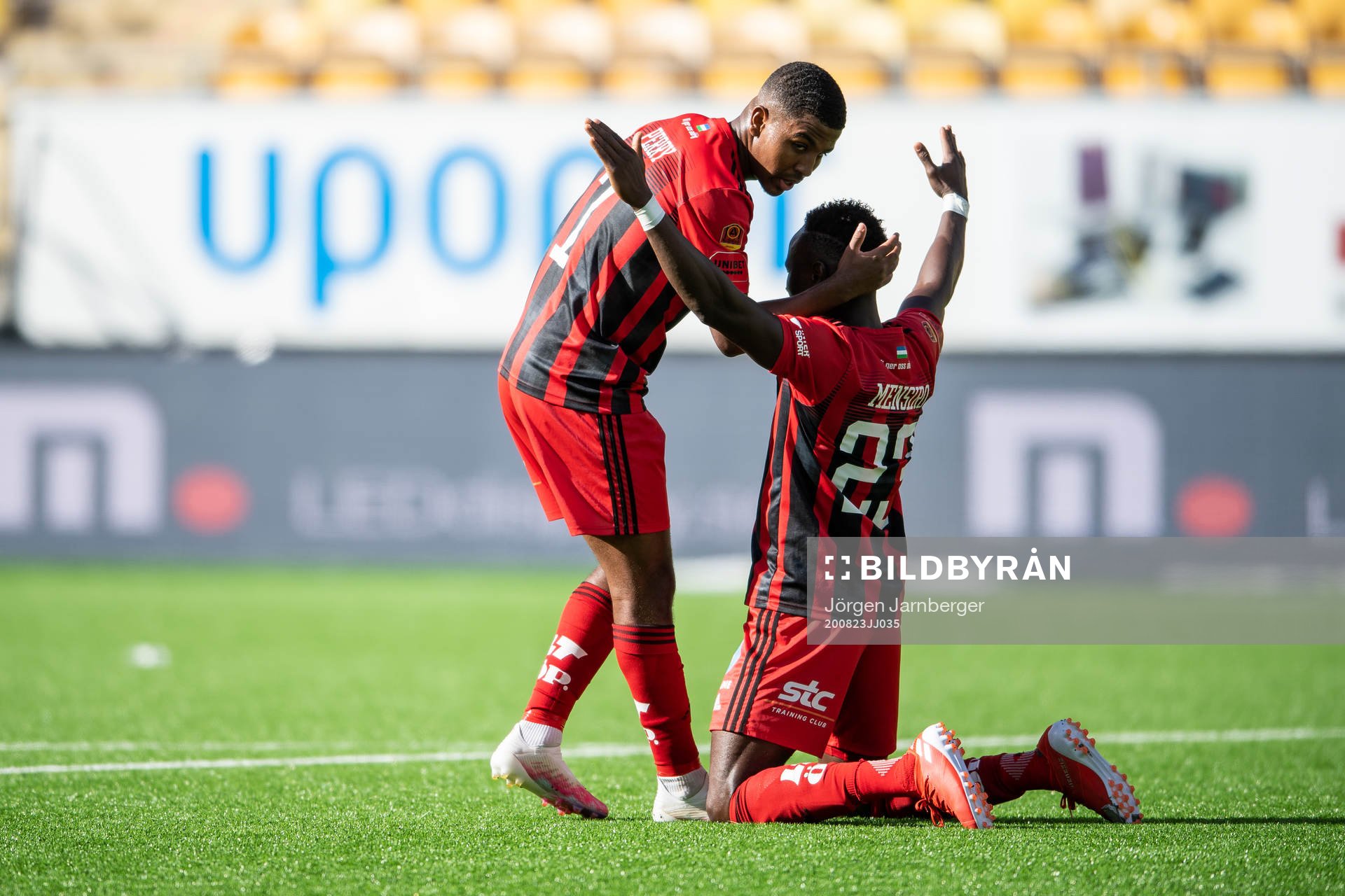 Östersunds Sam Mensiro och Nebiyou Perry jublar