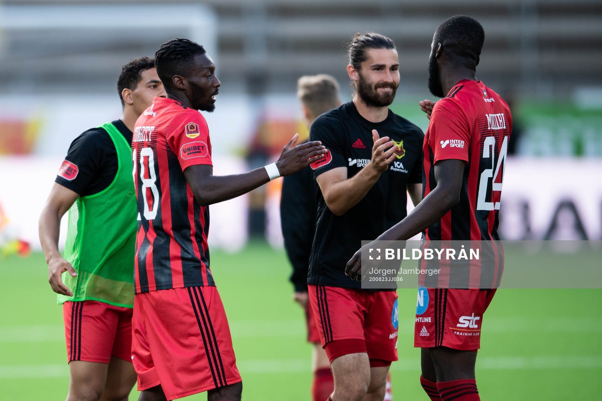 Östersunds målgörare Blair Turgott jublar med Ronald