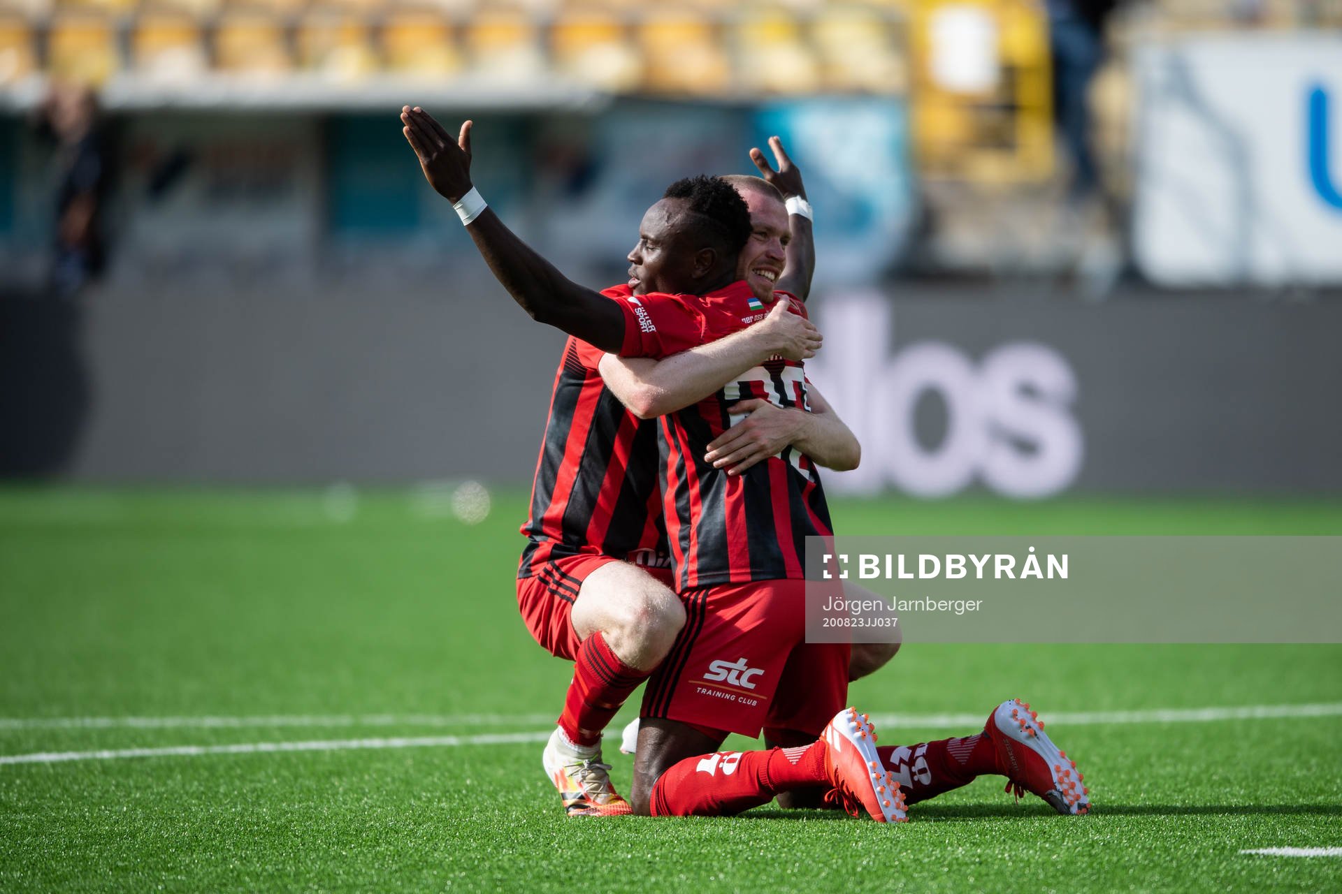 Östersunds Sam Mensiro och Thomas Isherwood jublar