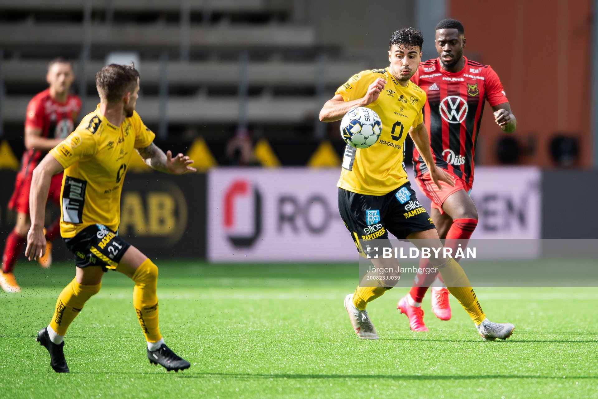 Elfsborgs Deniz Hümmet och Östersunds Isak Ssewankambo