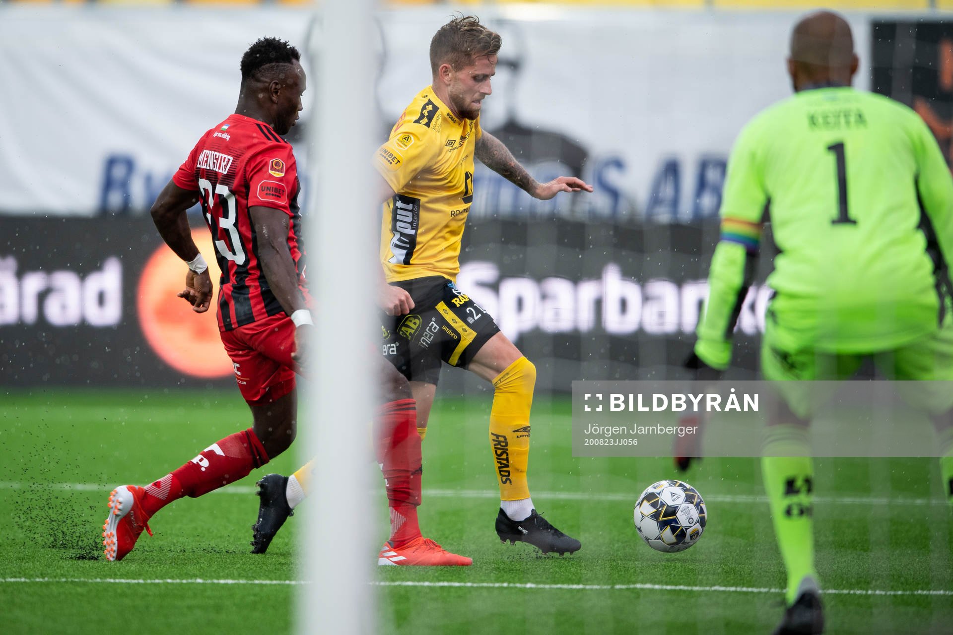 Elfsborgs Rasmus Alm och Östersunds Sam Mensiro