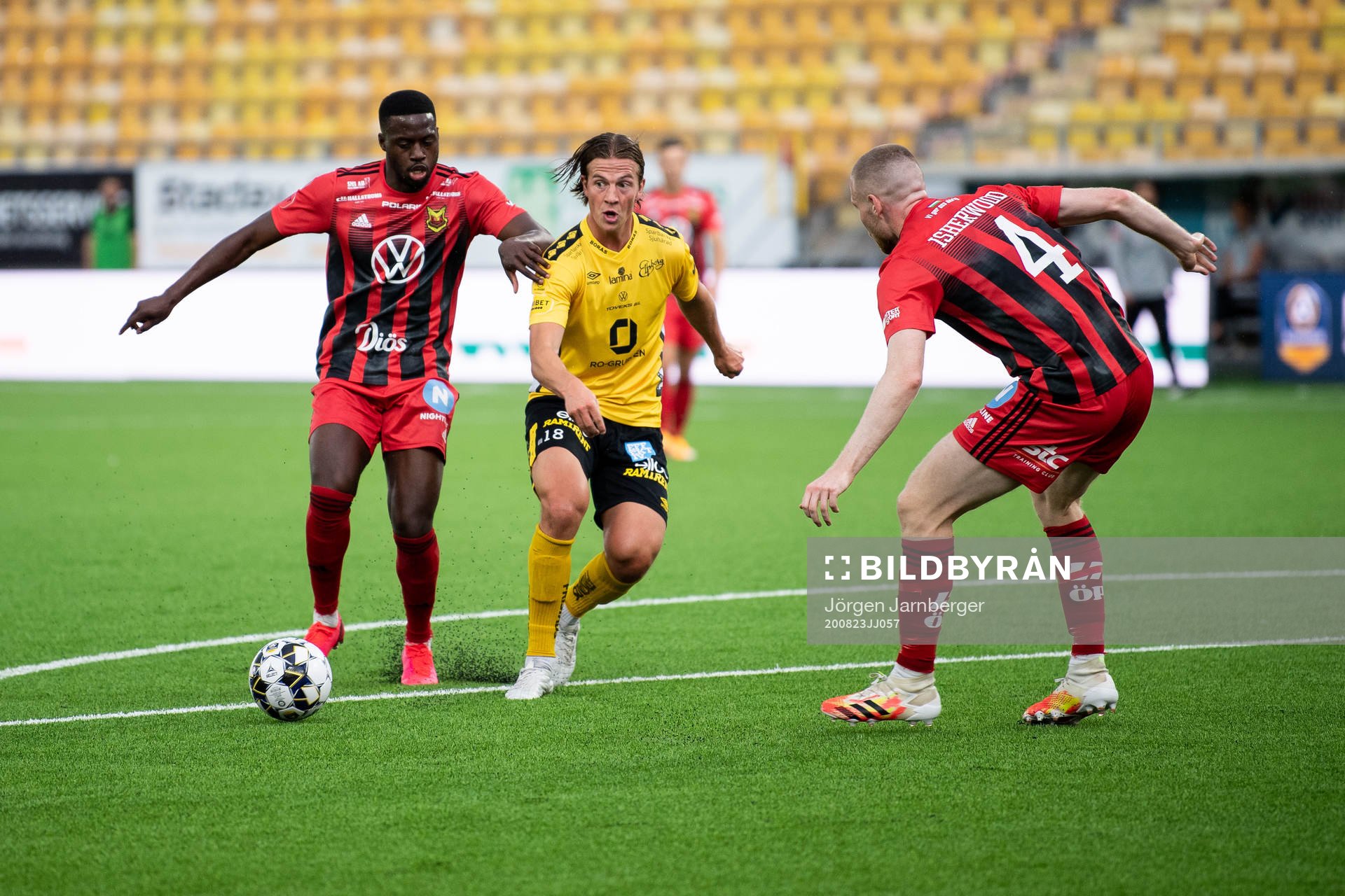 Elfsborgs Simon Olsson och Östersunds Kalpi Wilfried