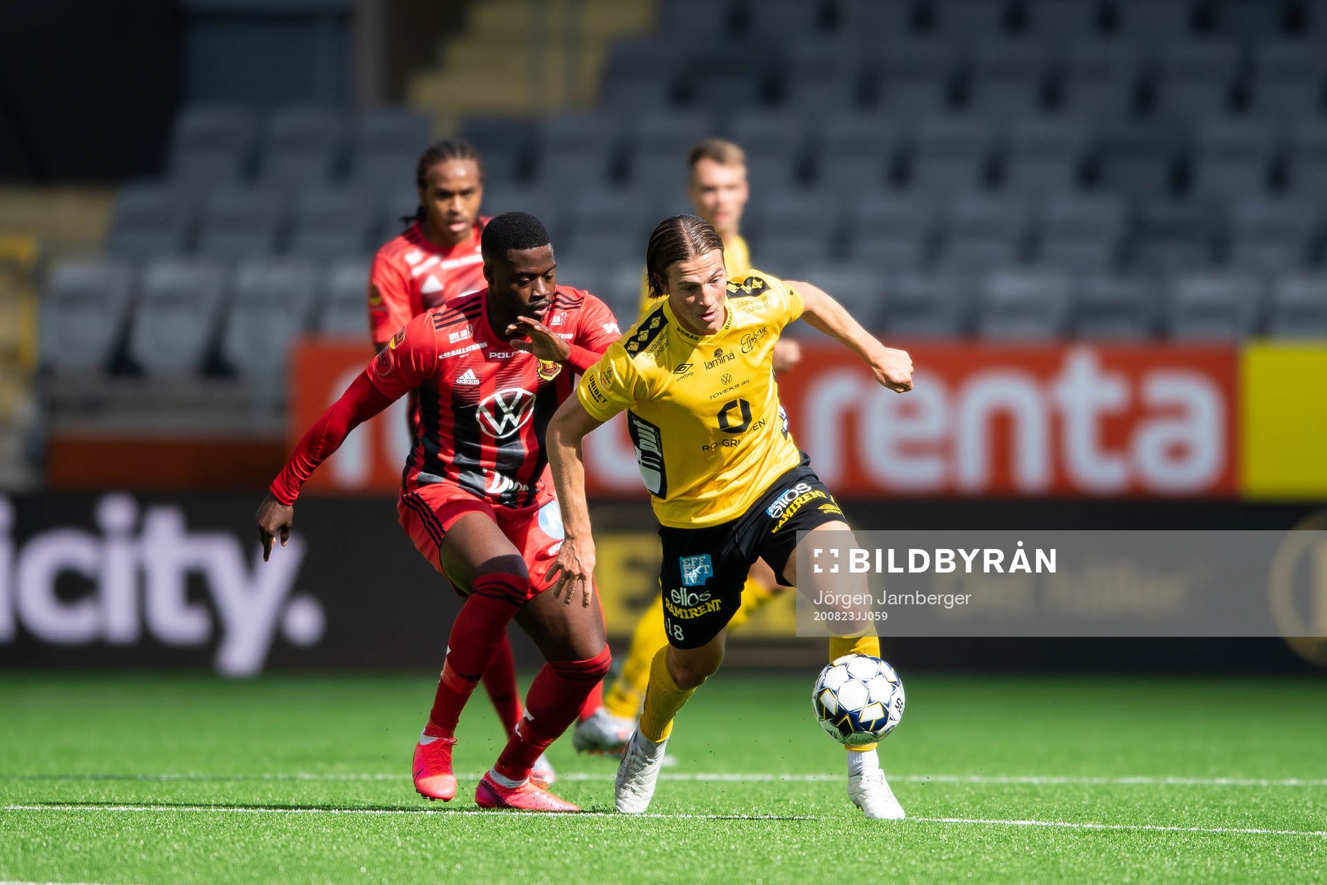 Elfsborgs Simon Olsson och Östersunds Isak Ssewankambo