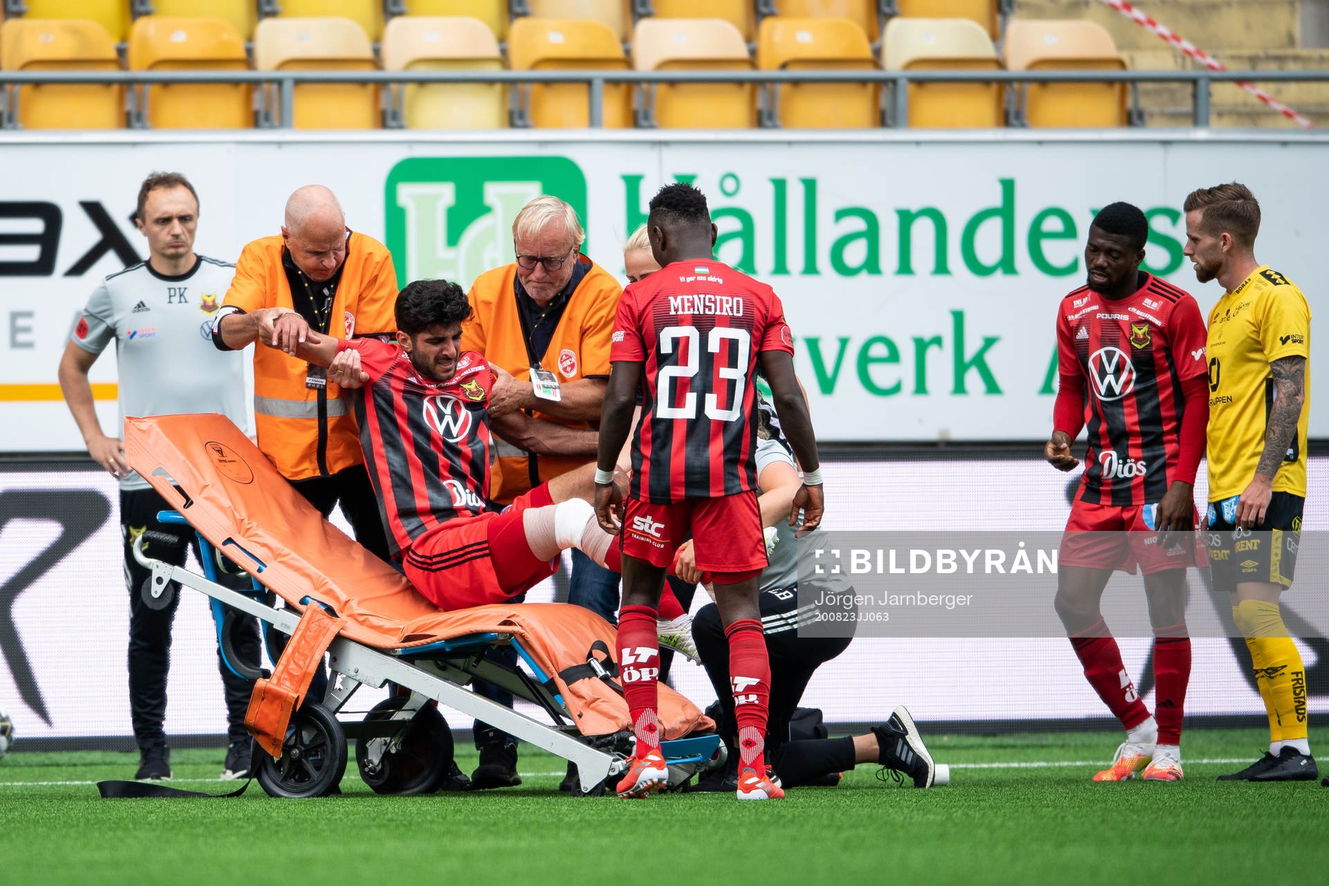 Östersunds Rewan Amin hjälps upp på båren