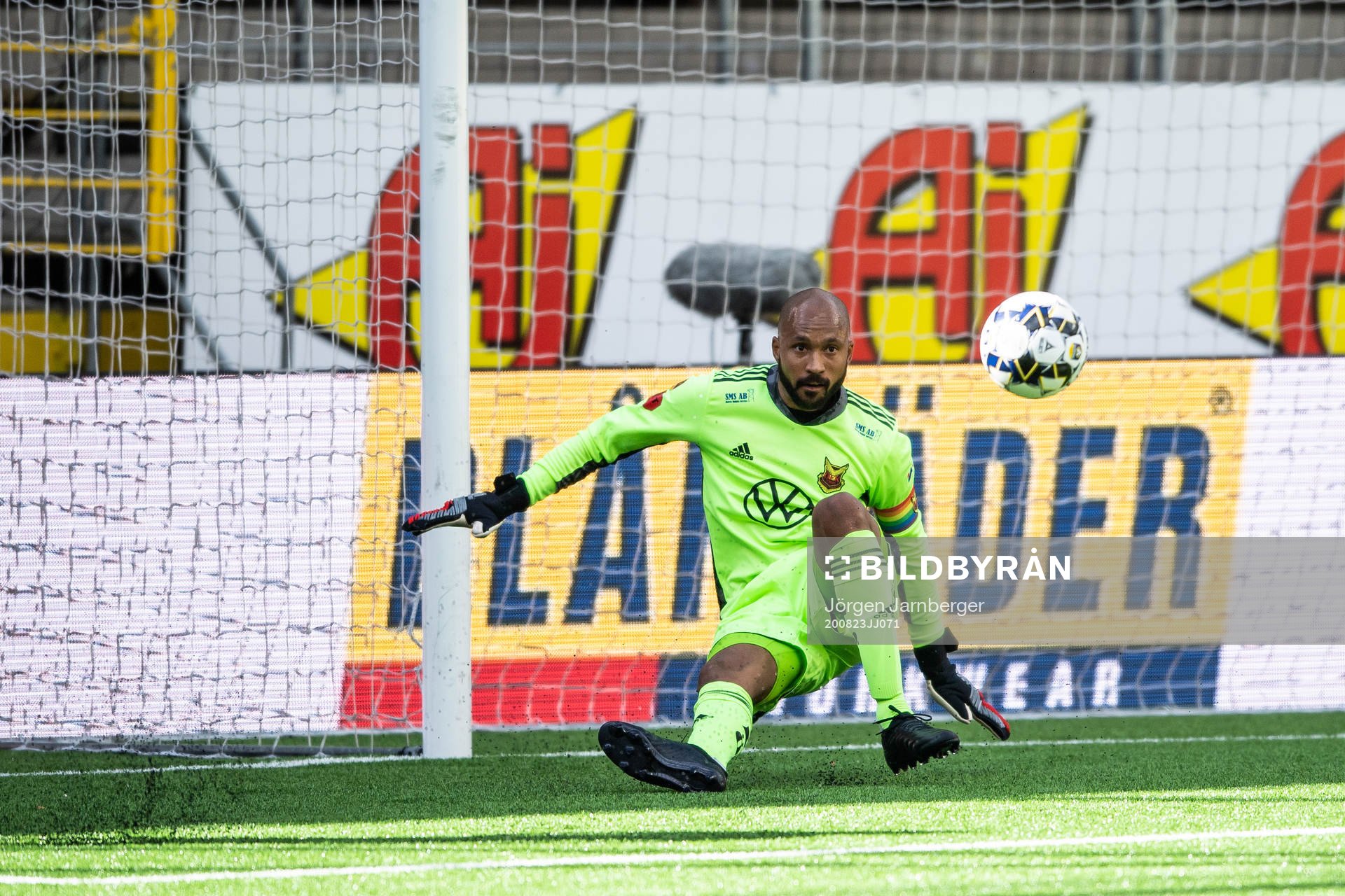 Östersunds målvakt Aly Keita räddar