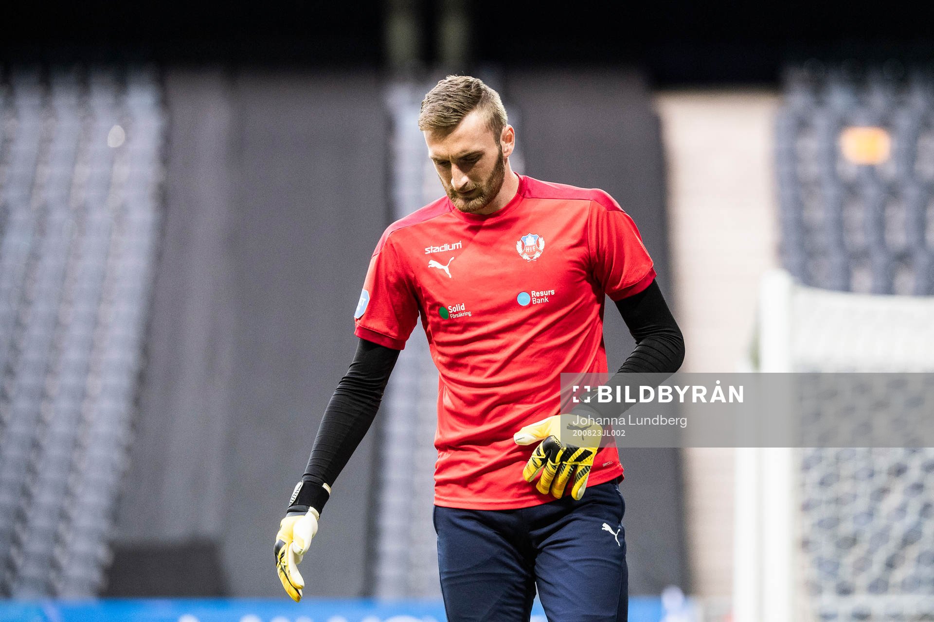 Helsingborgs målvakt Alexander Nilsson värmer upp