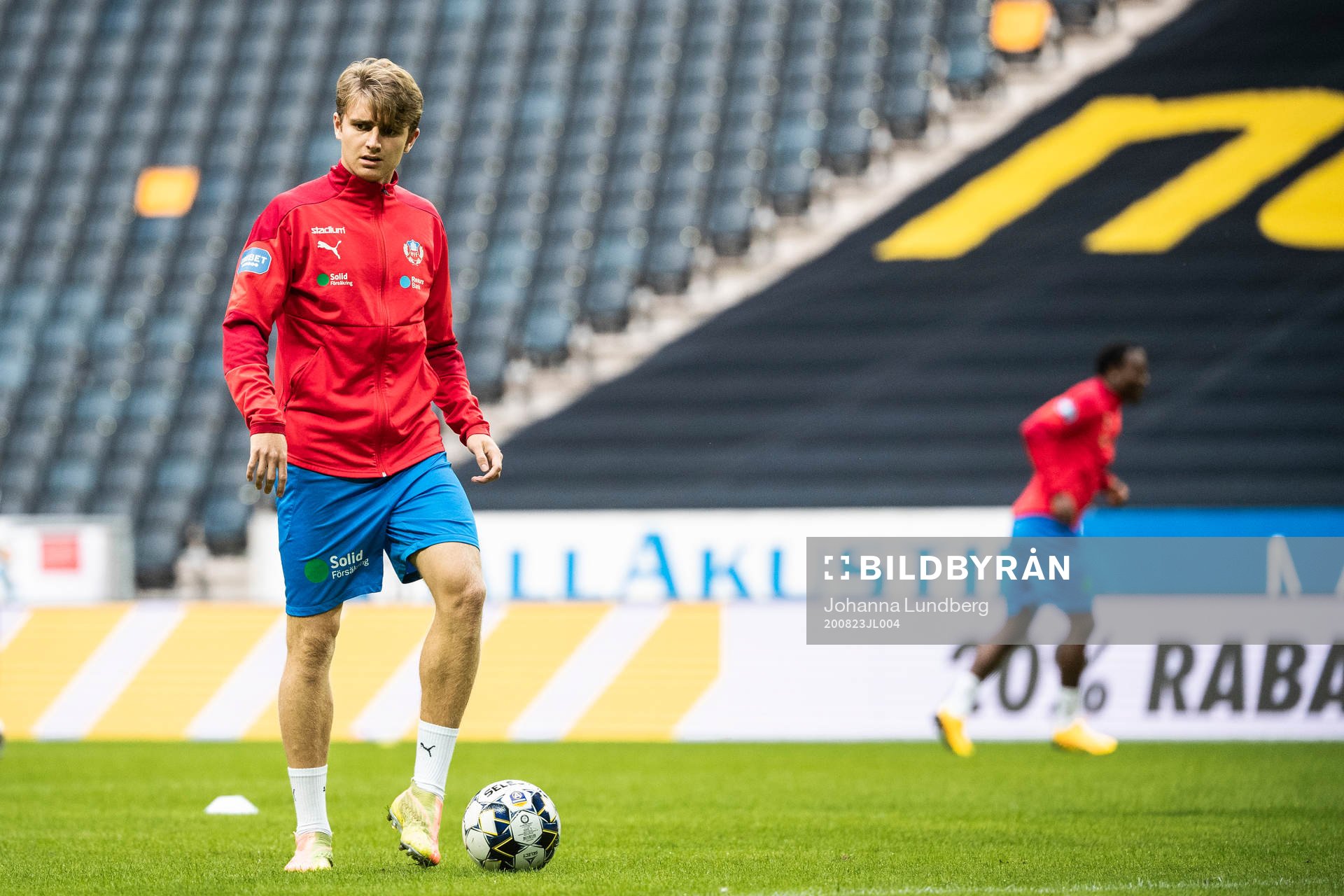 Helsingborgs Ludvig Carlius värmer upp inför fotbollsmatchen i Allsvenskan mellan AIK och Helsingborg den 23 augusti 2020 i Stockholm.