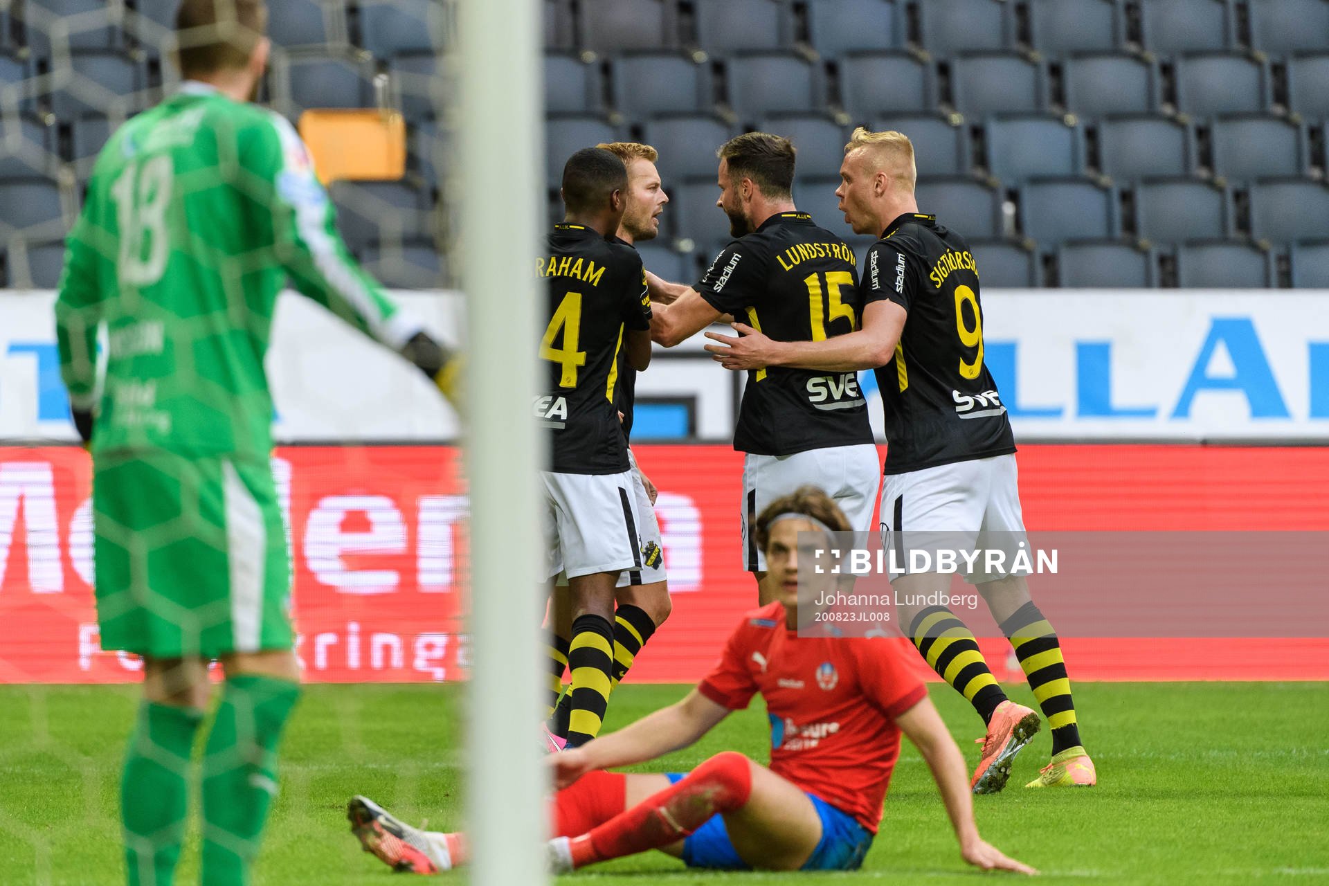 s Sebastian Larsson jublar med lagkamrater