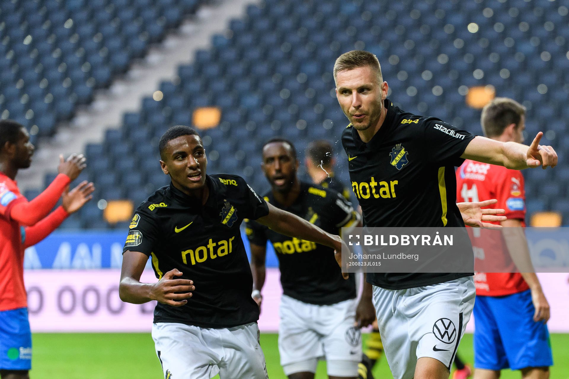 s Karol Mets jublar med Paulos Abraham