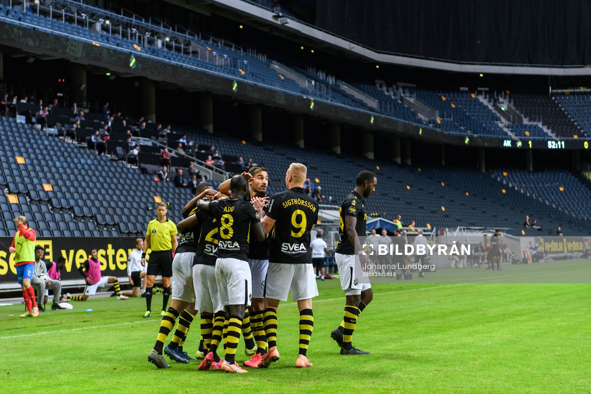 AIK:s Karol Mets jublar med lagkamrater efter 2-0 under fotbollsmatchen i Allsvenskan mellan AIK och Helsingborg den 23 augusti 2020 i Stockholm.