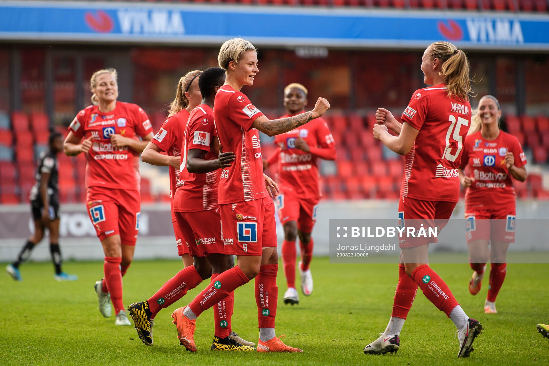 Linköpings Lina Hurtig jublar med lagkamrater efter 0-1 under fotbollsmatchen i Damallsvenskan mellan Växjö och Linköping den 23 augusti 2020 i Växjö.