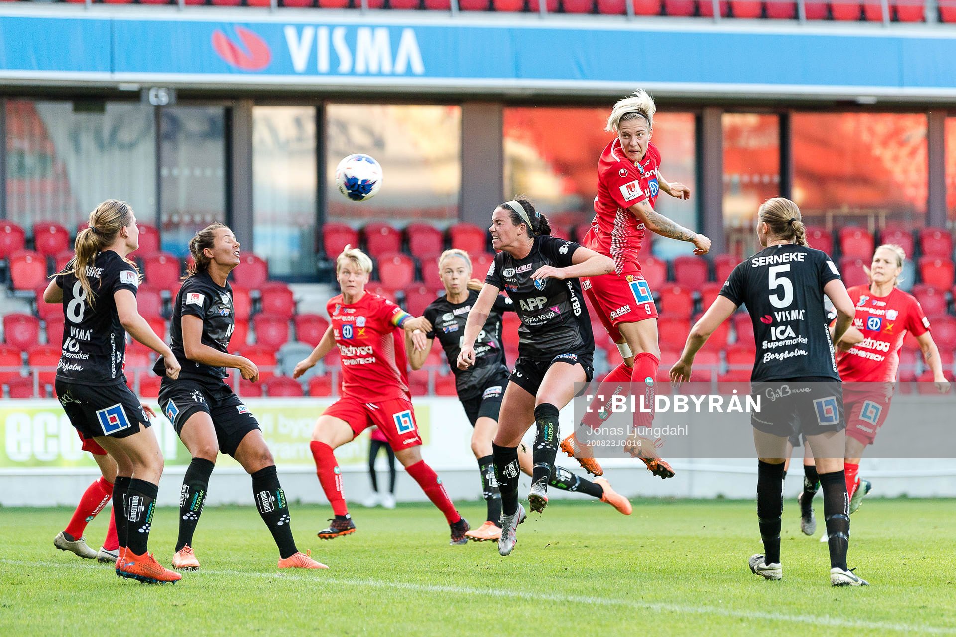 Linköpings Lina Hurtig nickar bollen i mål